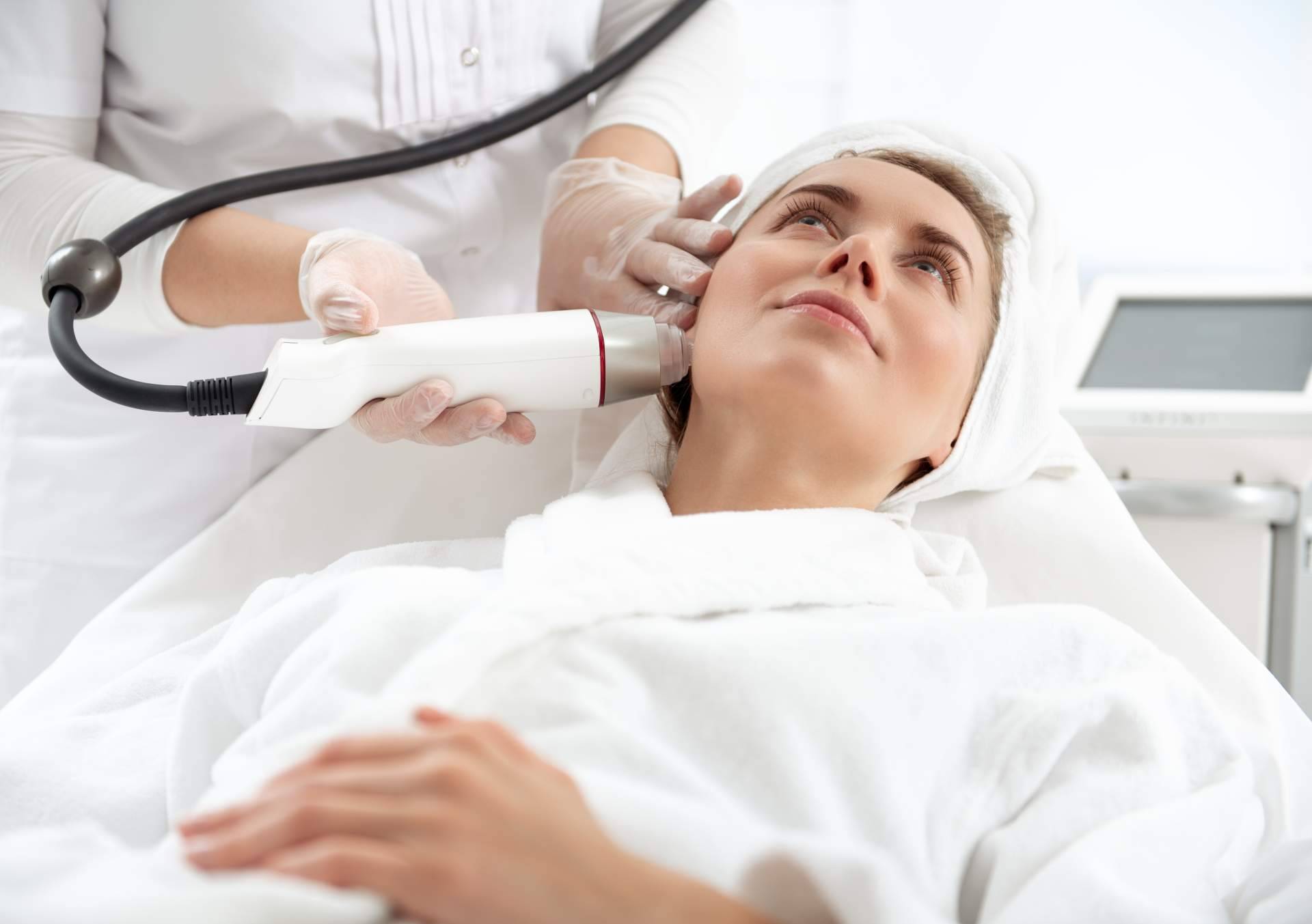 La búsqueda segura del envejecimiento saludable y de los resultados naturales con la medicina estética y well aging