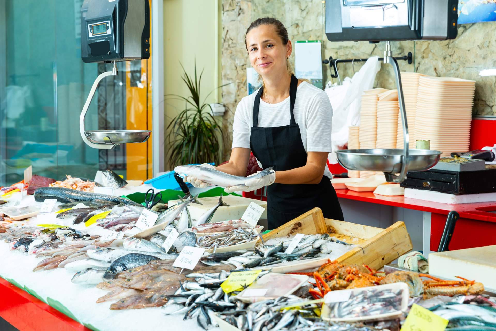 Mobiliario para comercios del retail alimentario, por la empresa Utistil