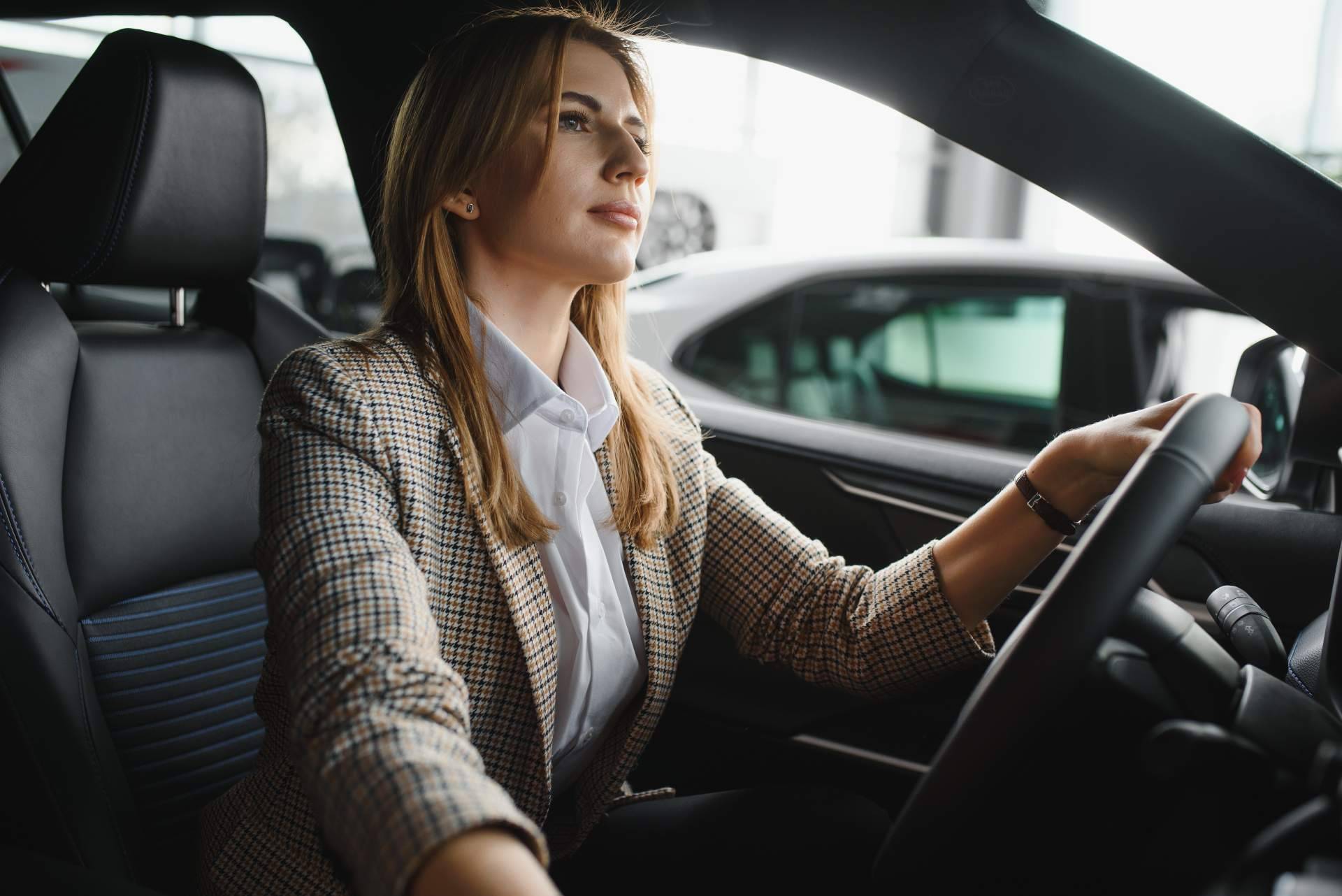 ¿Por qué es importante acudir a expertos para verificar un coche de segunda mano antes de comprarlo?