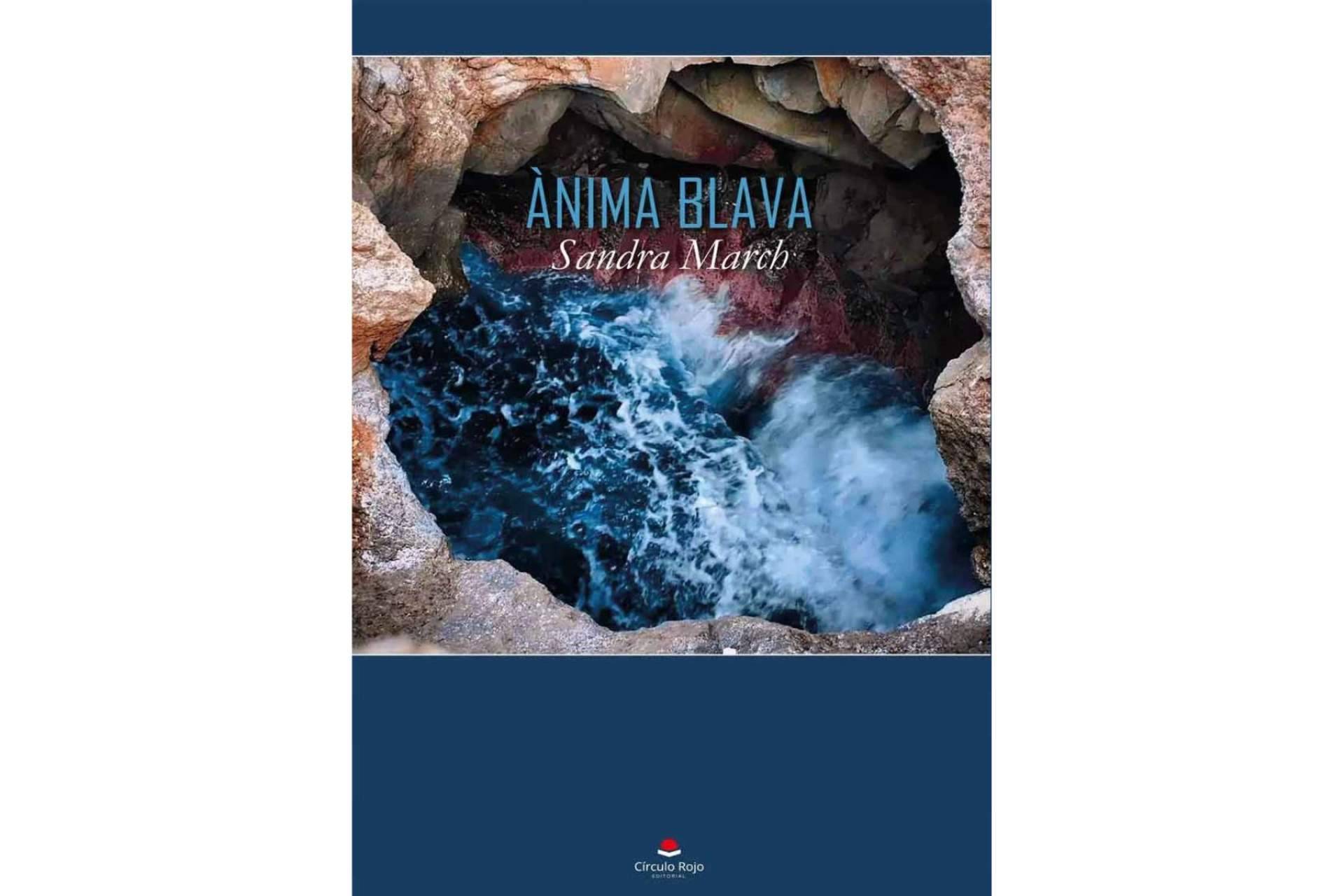 La autora Sandra March presenta 'Ànima Blava’, una obra en la que utiliza la poesía como herramienta terapéutica para viajar desde la oscuridad más recóndita del alma hacia los primeros destellos de luz.
