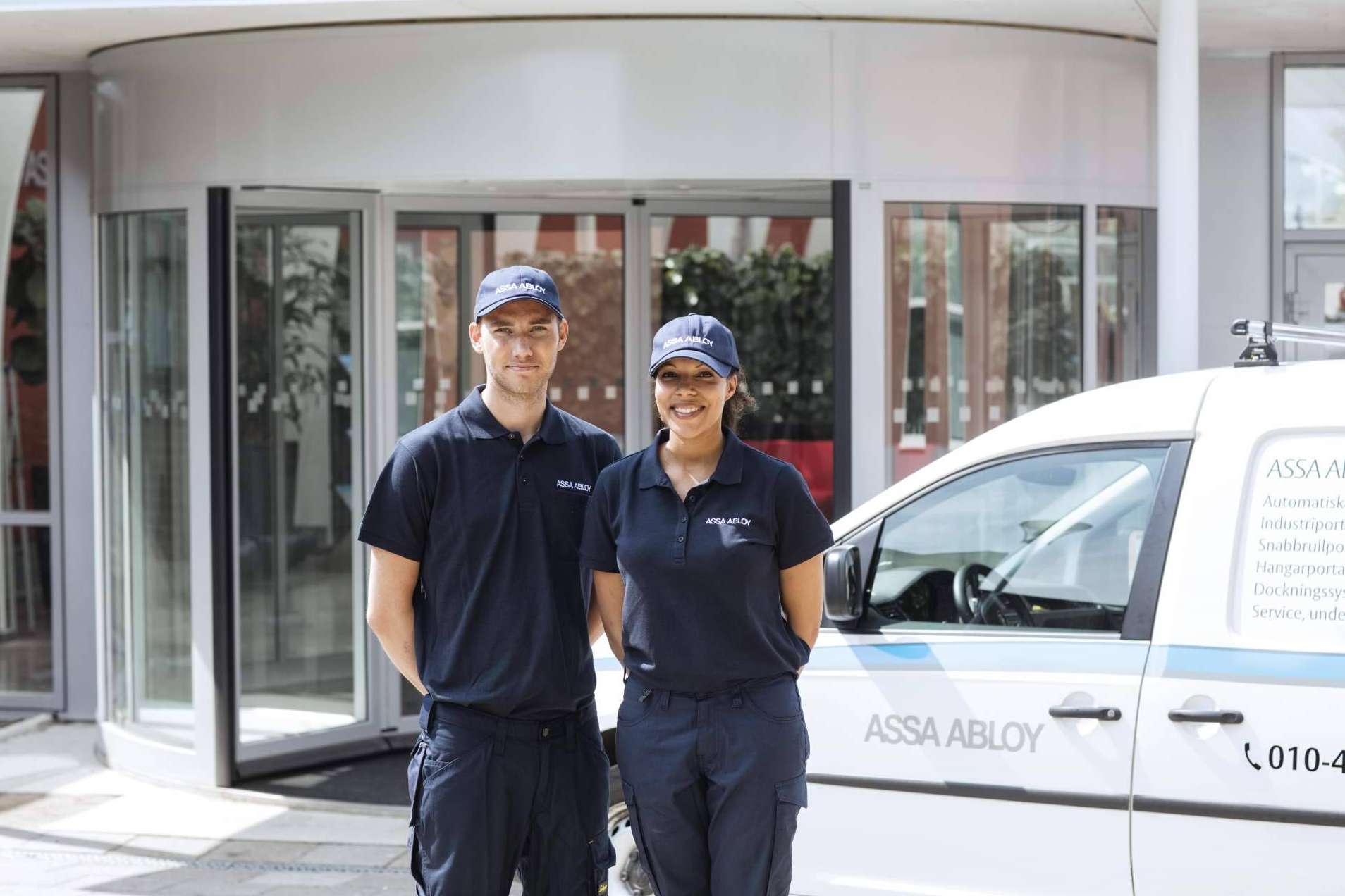 Automatización, mantenimiento y modernización de puertas en edificios para garantizar un mayor ahorro energético de la mano de ASSA ABLOY