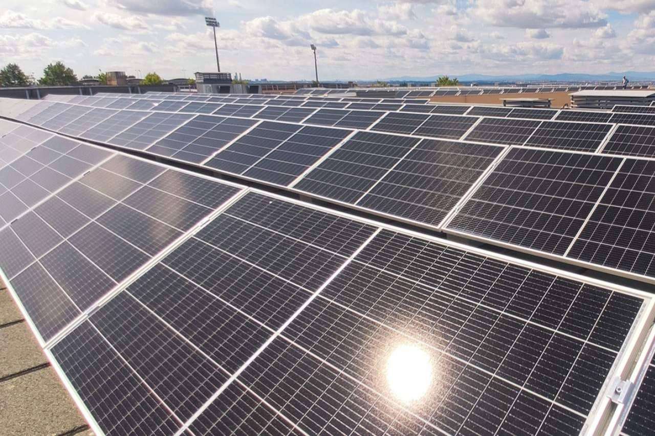 Soluciones de autoconsumo fotovoltaico para ahorrar energía en la industria, con E4e Soluciones