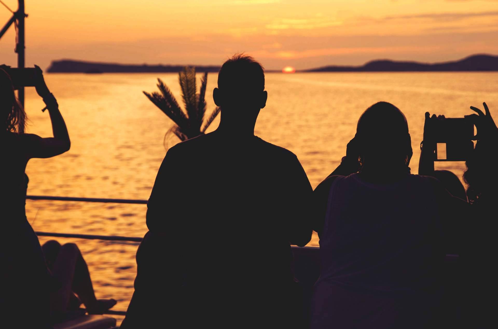 Cruceros con actividades como el paddle surf Ibiza incluidas en Float Your Boat