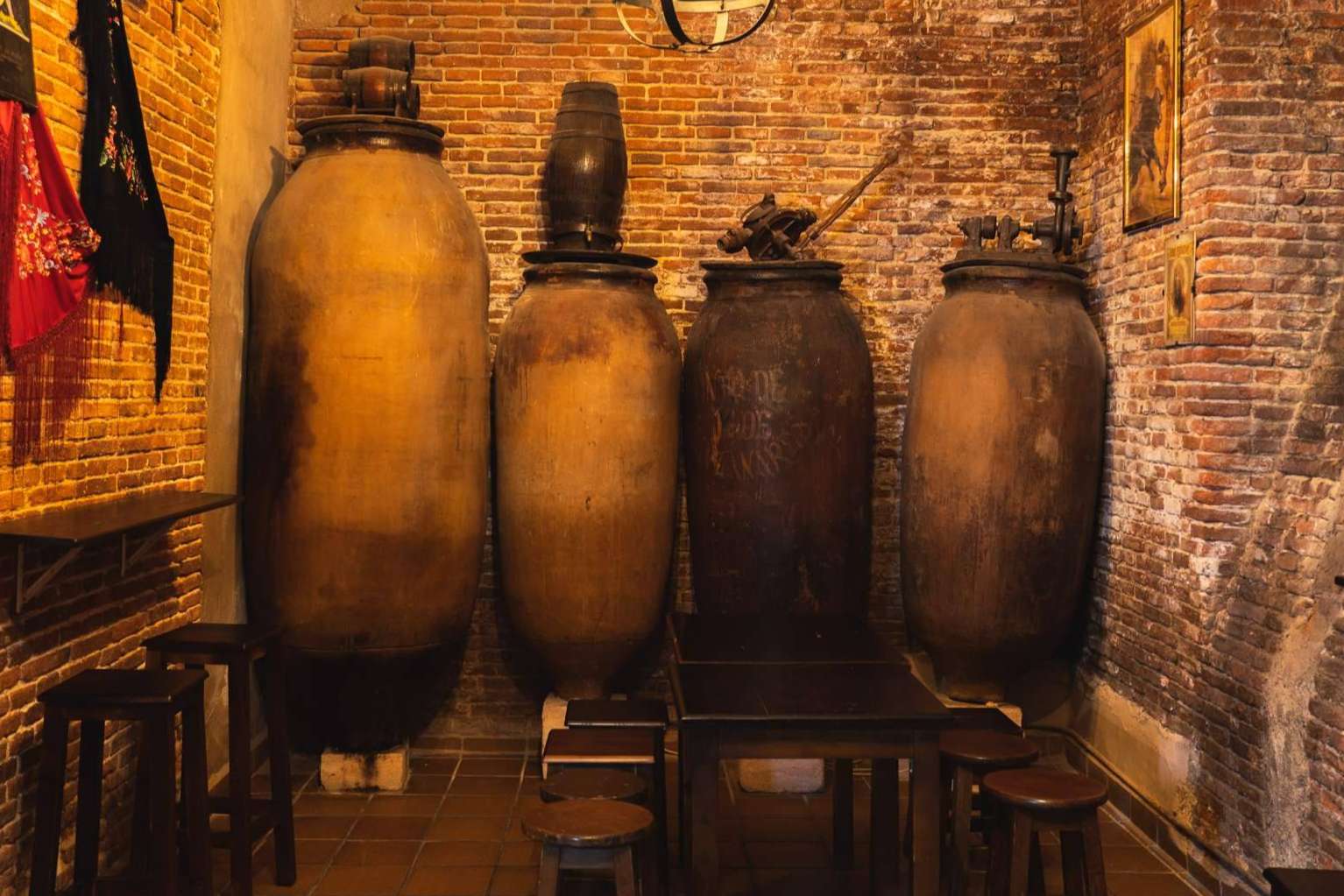 Una taberna en Madrid mantiene viva en cada plato la gastronomía tradicional española, La Taberna La Copla