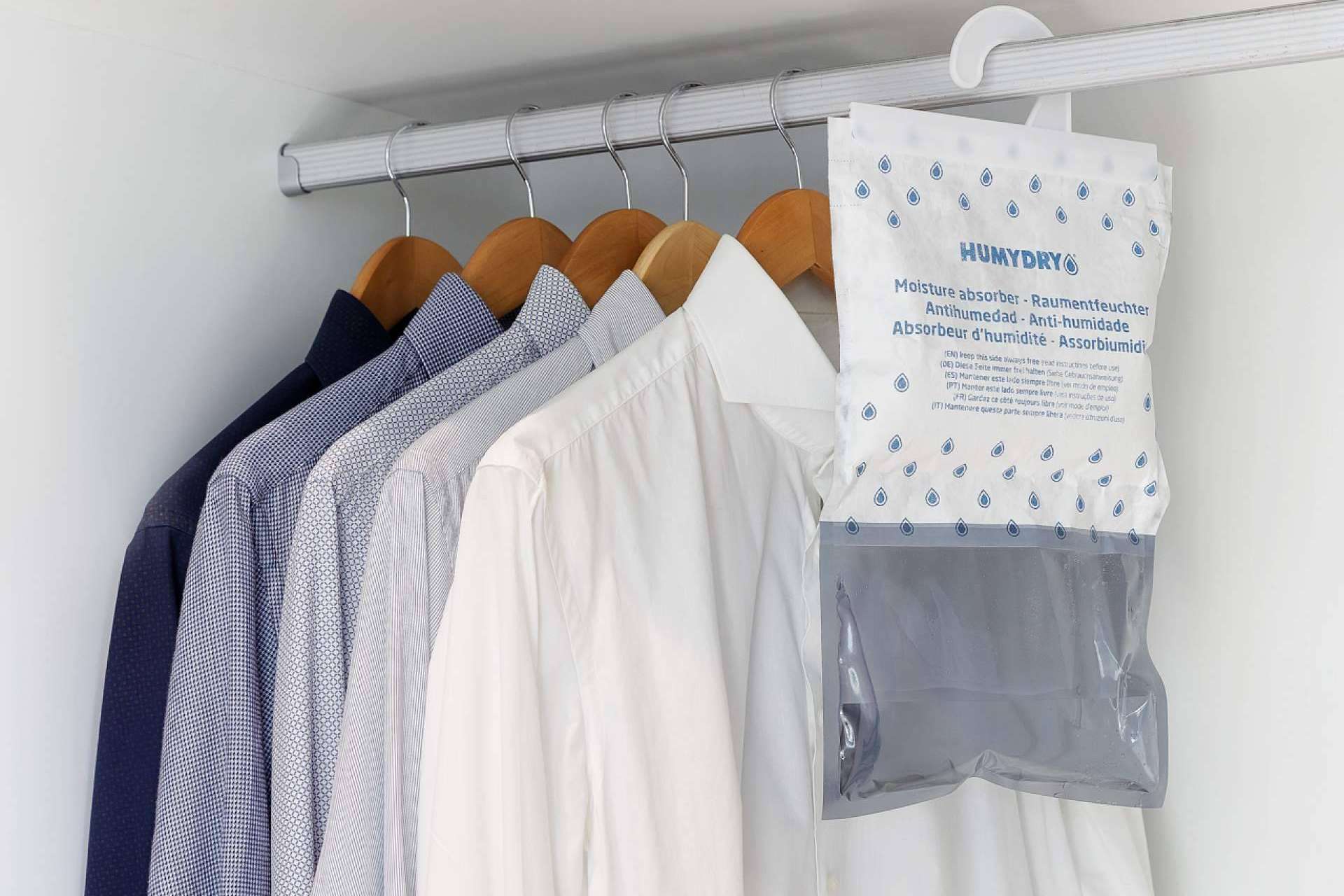 Con los productos de Humydry es posible acabar con la humedad de los armarios