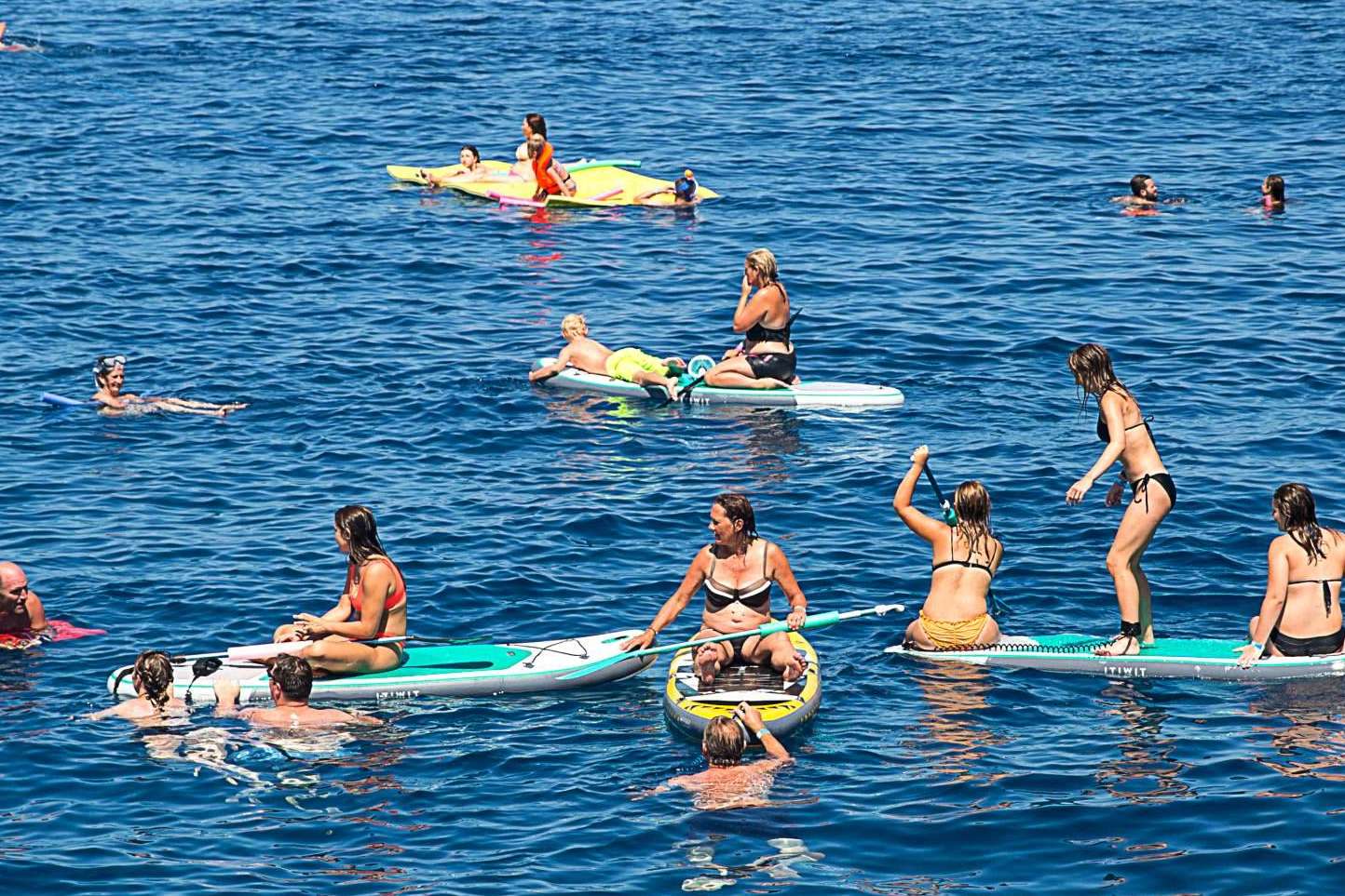 Explorar las calas de la isla es posible a través de la reserva de un crucero por Ibiza