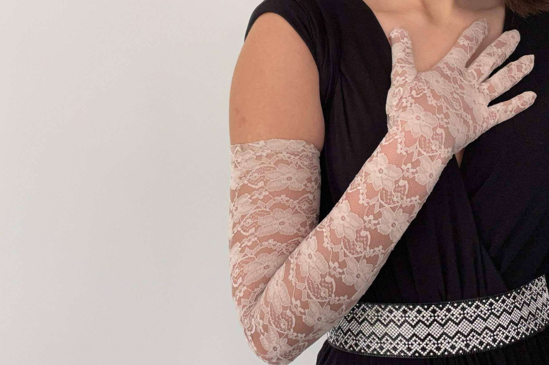 ¿De dónde son los guantes que llevan las famosas en las revistas de moda?