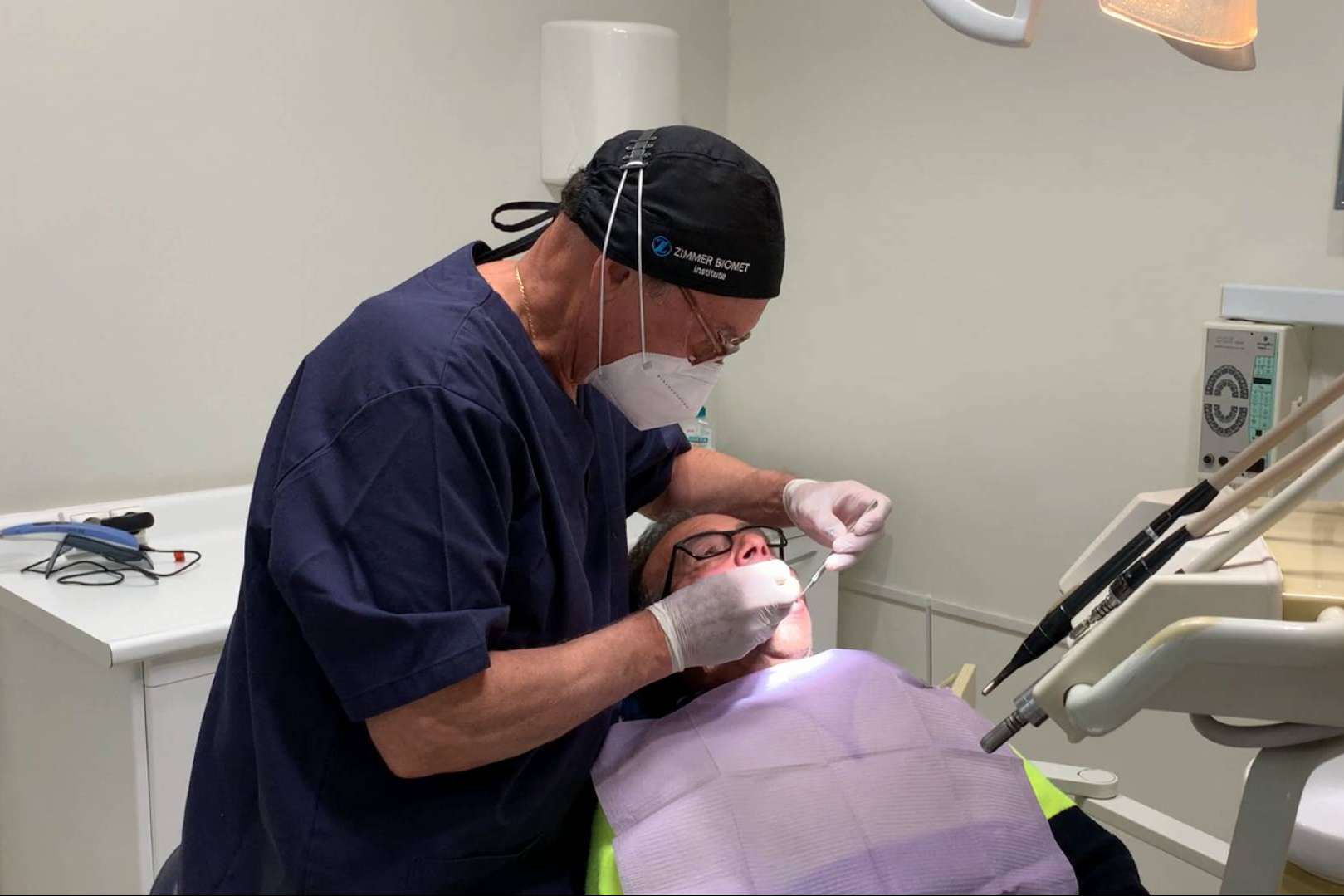 Silverio Blanco del Campo y sus 35 años de experiencia cuidando de la salud bucodental de los asturianos