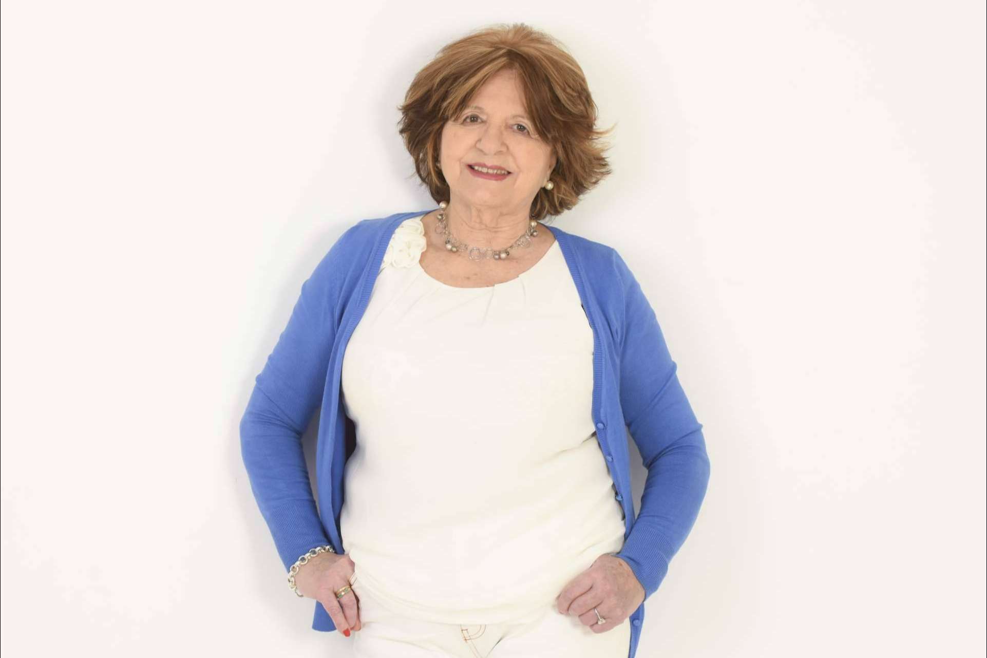 Carmen Viaña de Terán ha publicado su primera obra, llamada '¿Quién eres? ¿Por qué manejas mi vida?', una historia fascinante y emotiva que invita a reflexionar