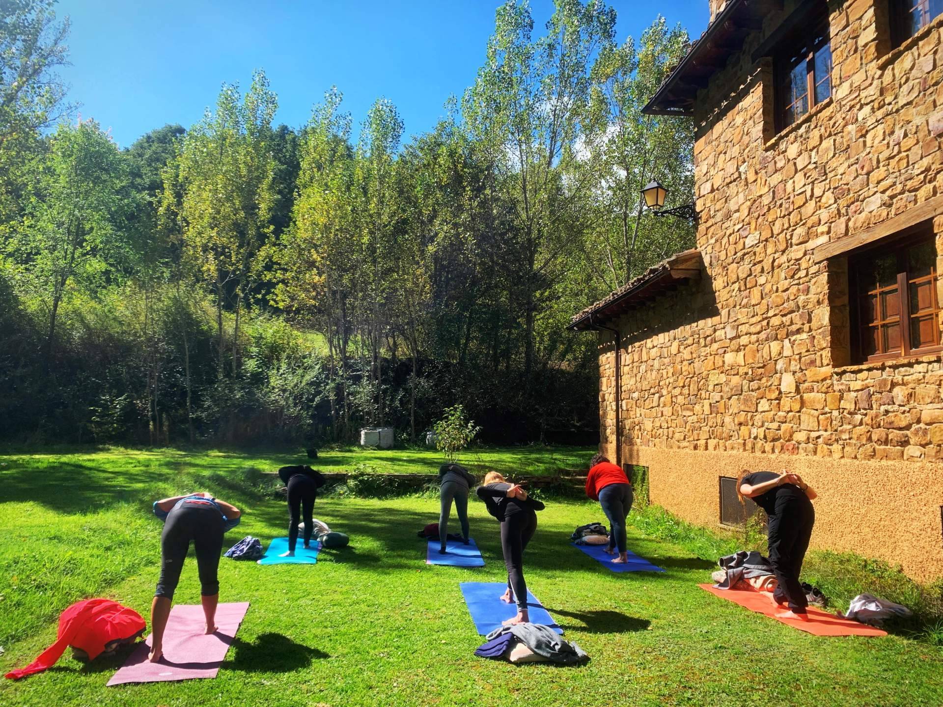 Encontrar conexión y calma con la naturaleza en los retiros de yoga