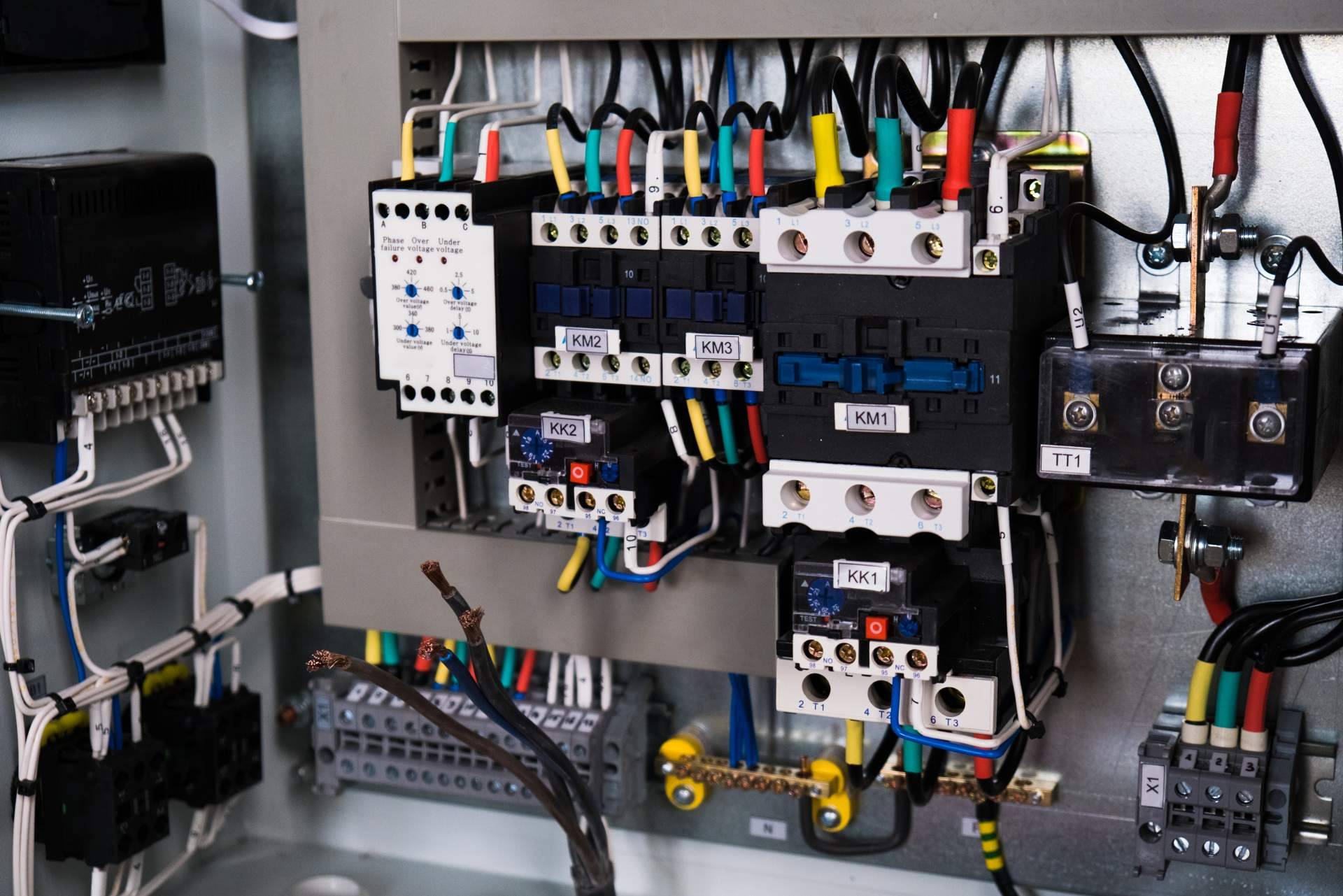 Suministros de primera calidad de la mano de Cadenza Electric, distribuidor de material eléctrico