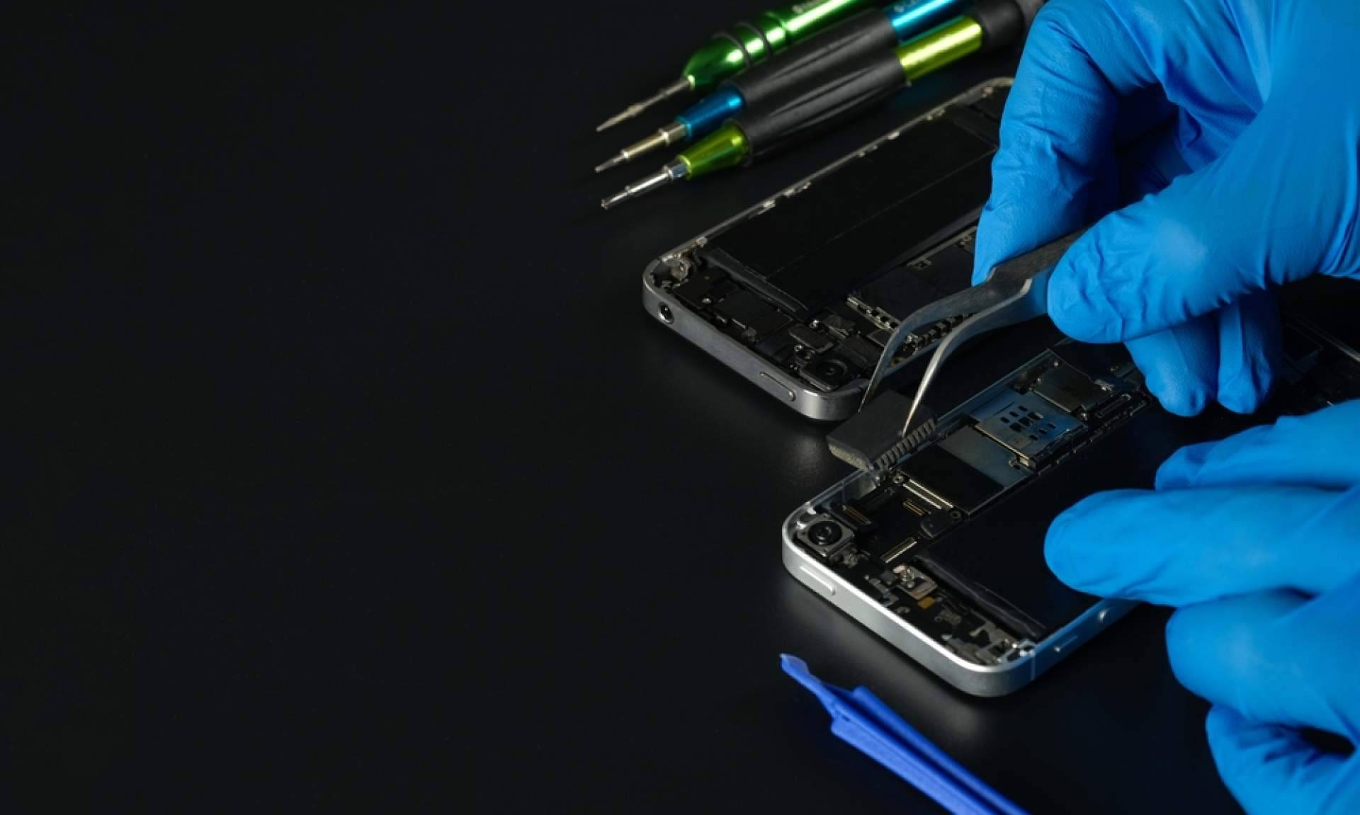 Contratar el servicio de reparaciones exprés de teléfonos móviles en la tienda física de Doctor Móviles