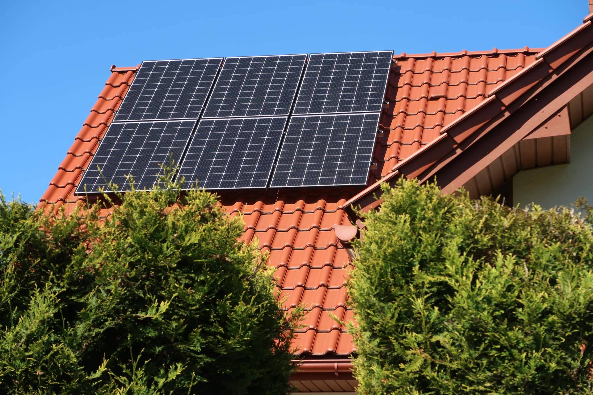 Cuántos paneles solares fotovoltaicos se necesitan en una casa, según Energíasolarfotovoltaica.org