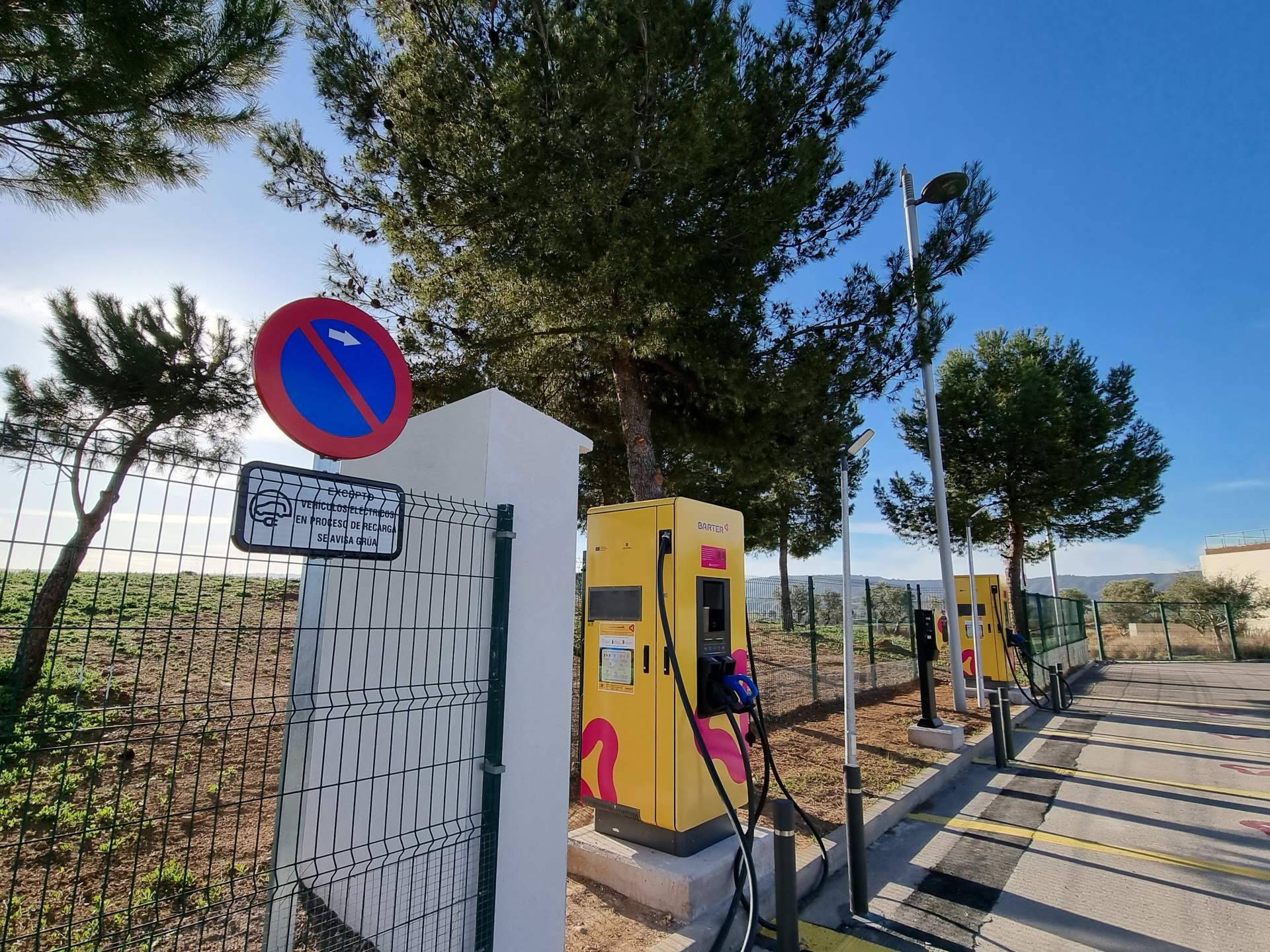 Nuevas estaciones de recarga rápida para vehículos eléctricos en el Encín Golf Hotel (Alcalá de Henares), por Joaquín Molpeceres