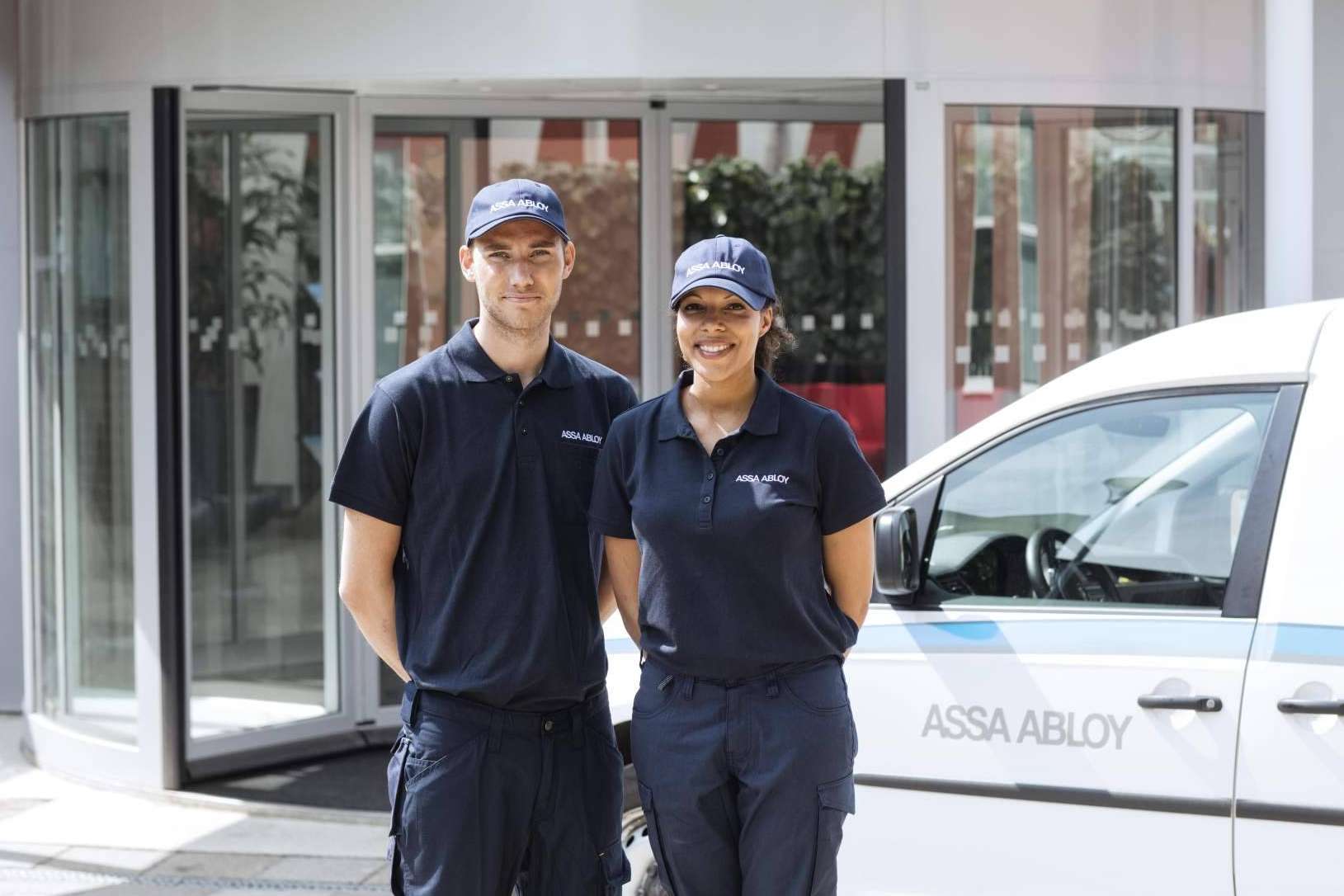 Las normativas de mantenimiento para las puertas automáticas industriales y peatonales, explicado por ASSA ABLOY