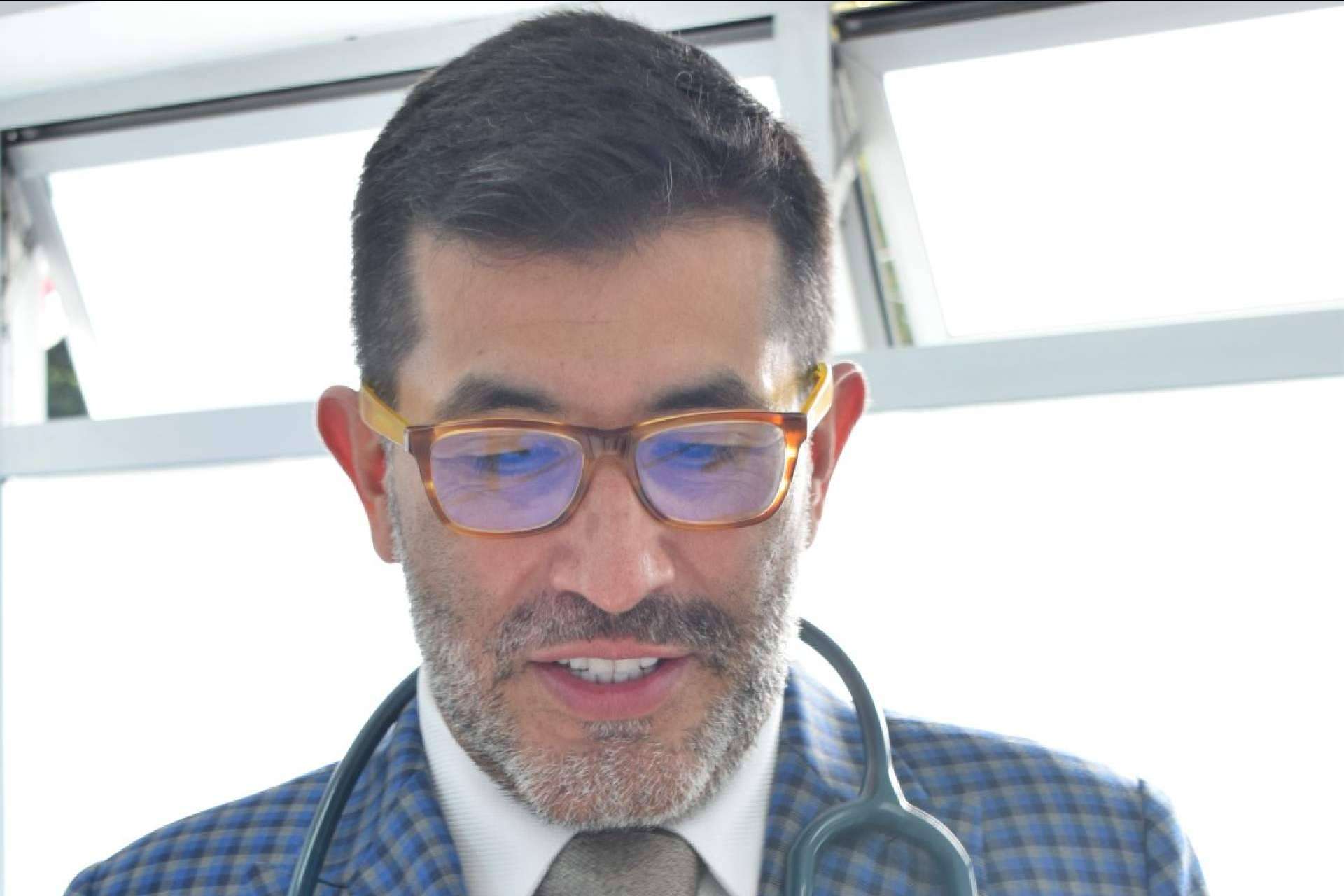Trayectoria del Dr. Gabriel Cubillos, cirujano experto en tratamientos para la obesidad