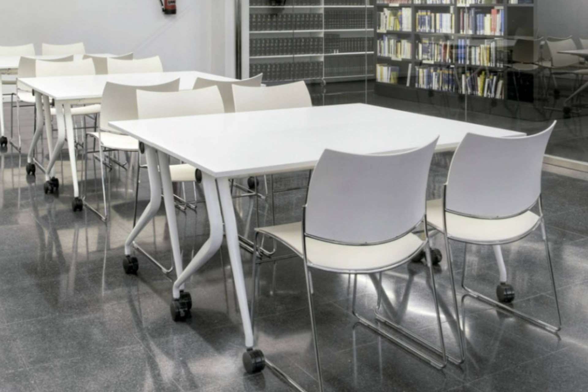 Espacios multitarea con las mesas móviles de oficina de OfficeDeco