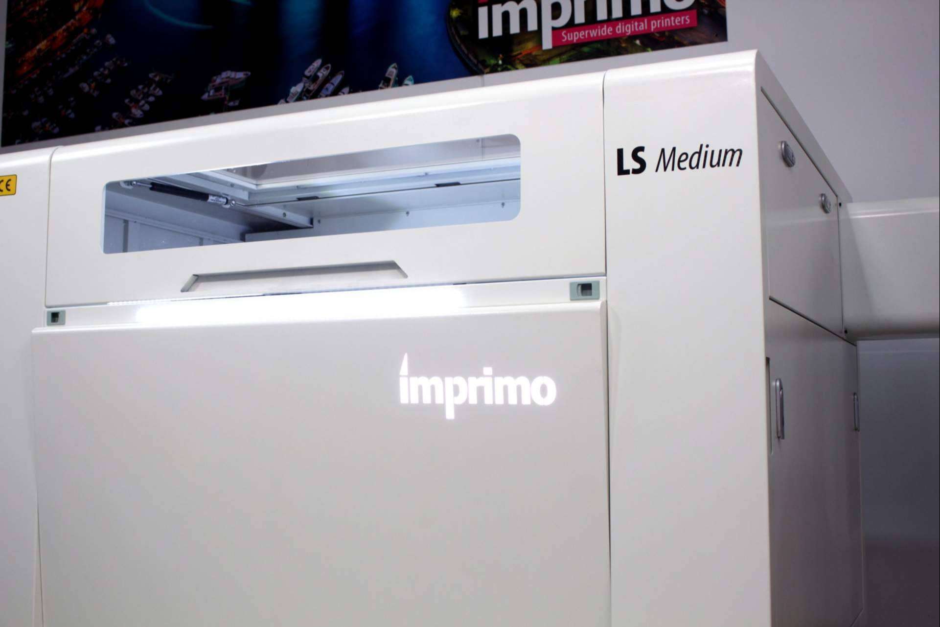 La Imprimo Láser CO₂ permite cortar y grabar con alta precisión y detalle
