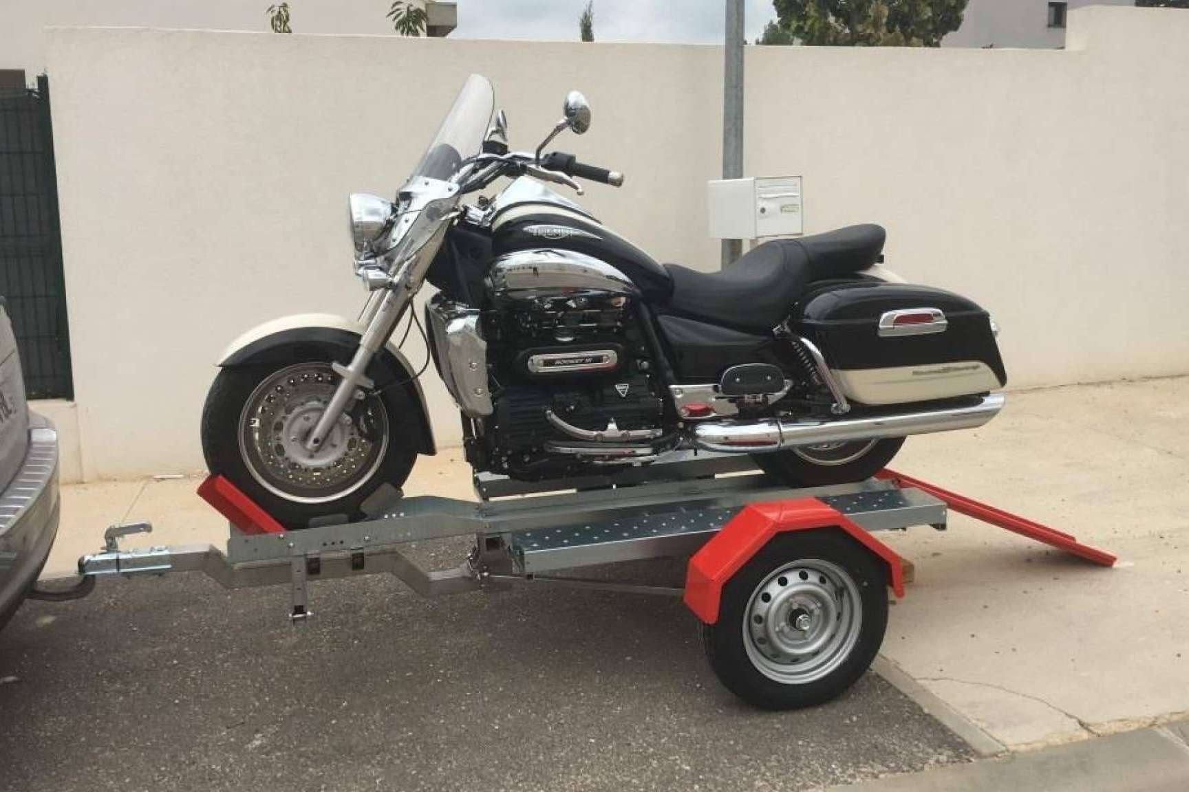 Busco Remolque proporciona una guía del uso de remolques para motos España