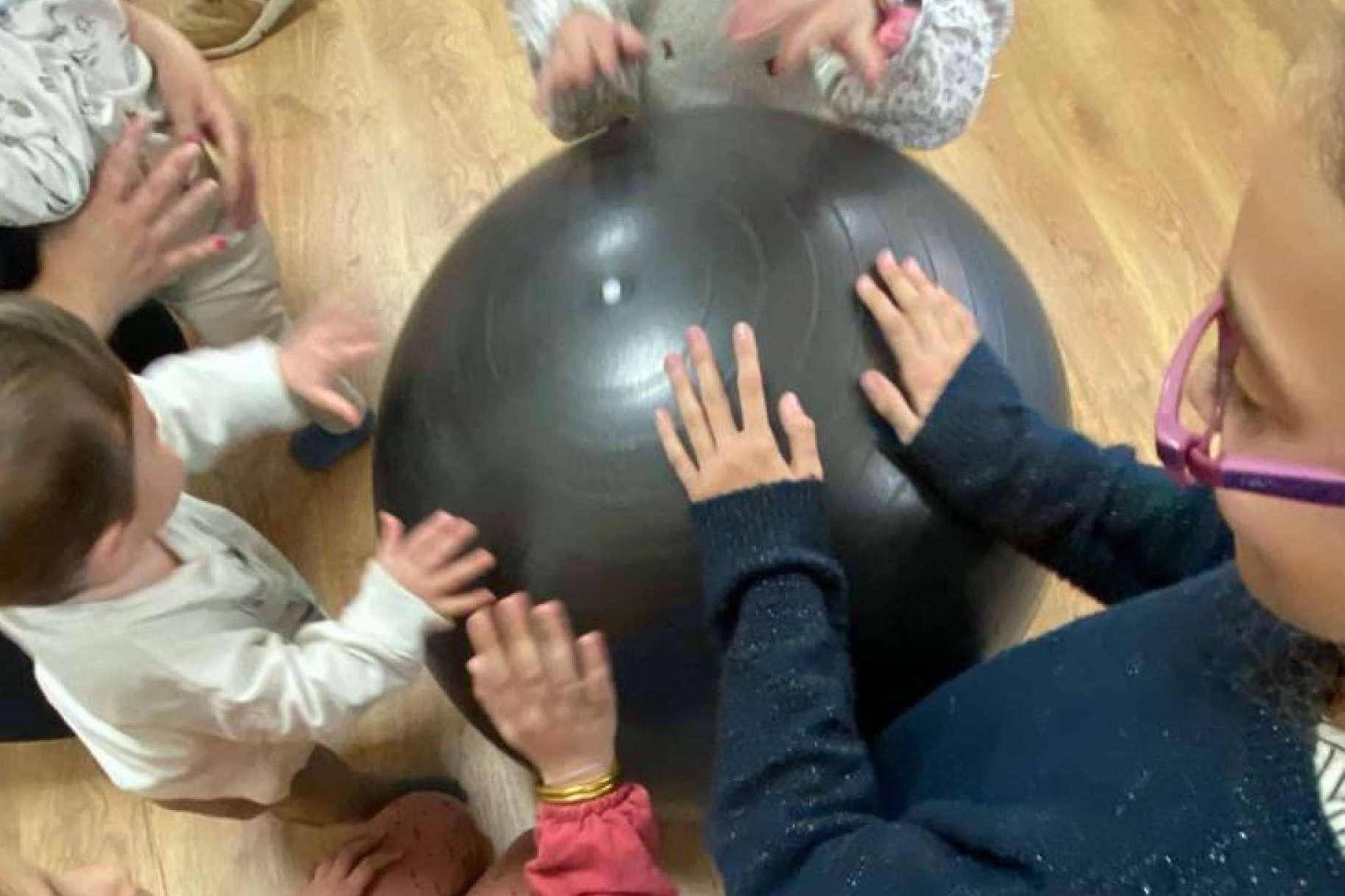 Los beneficios de la interrelación entre los niños y las personas mayores