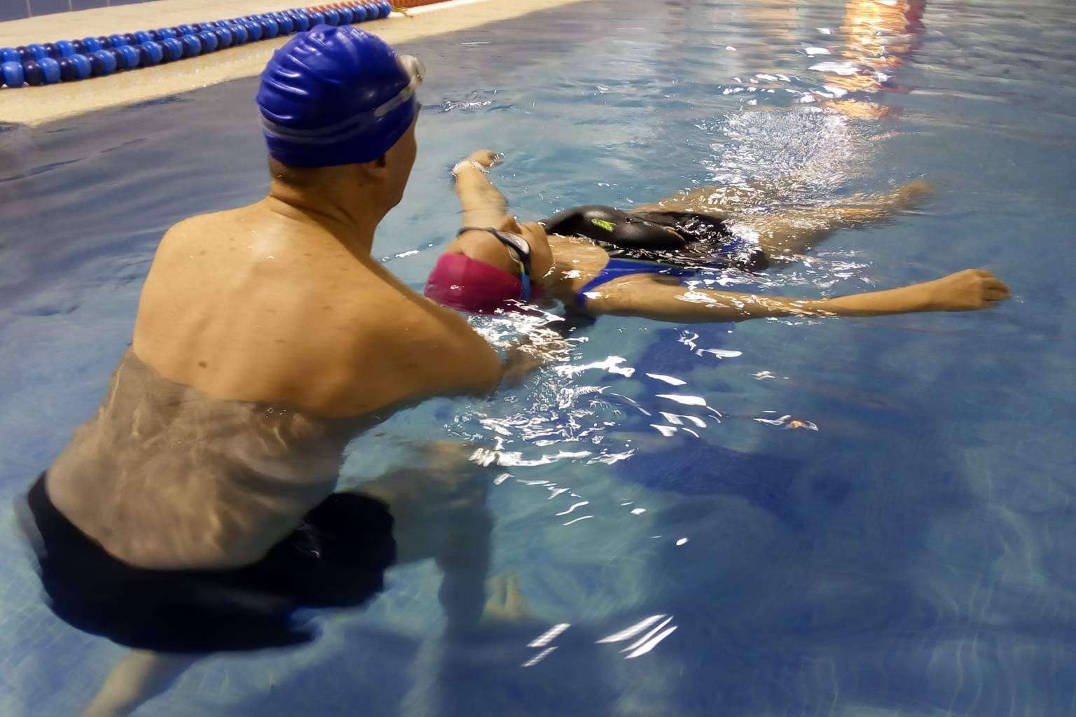Nadar Sin Miedo ayuda a la gente que sabe nadar pero tiene miedo a hacerlo en zona profunda porque no sabe flotar de pie