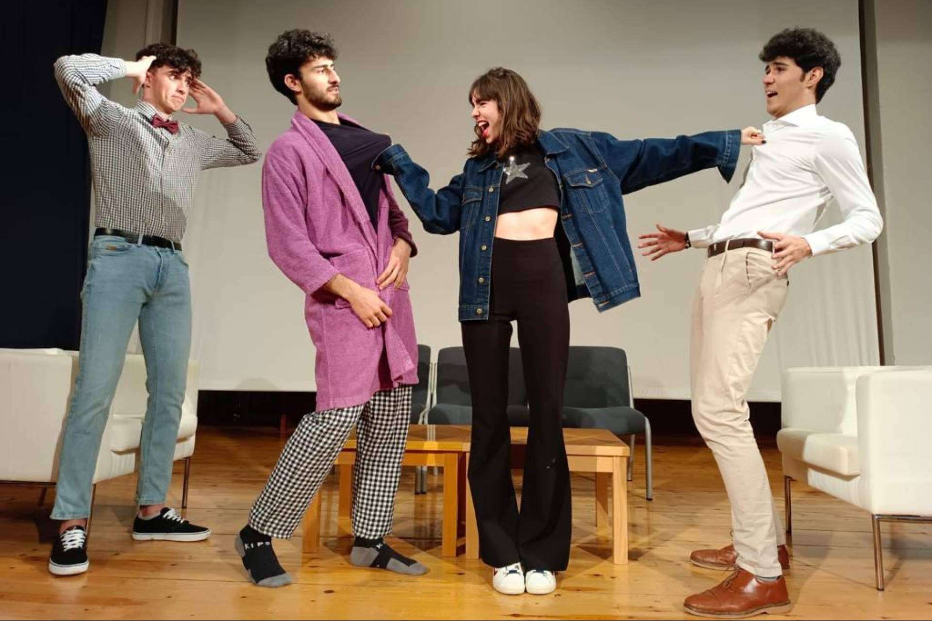 Explorar temas relevantes y reflexionar sobre la sociedad y la cultura con el teatro universitario