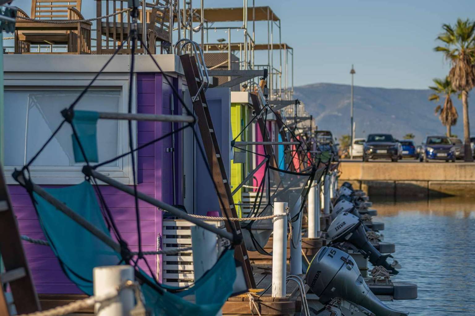 Conocer La Línea de la Concepción alojándose en casas flotantes