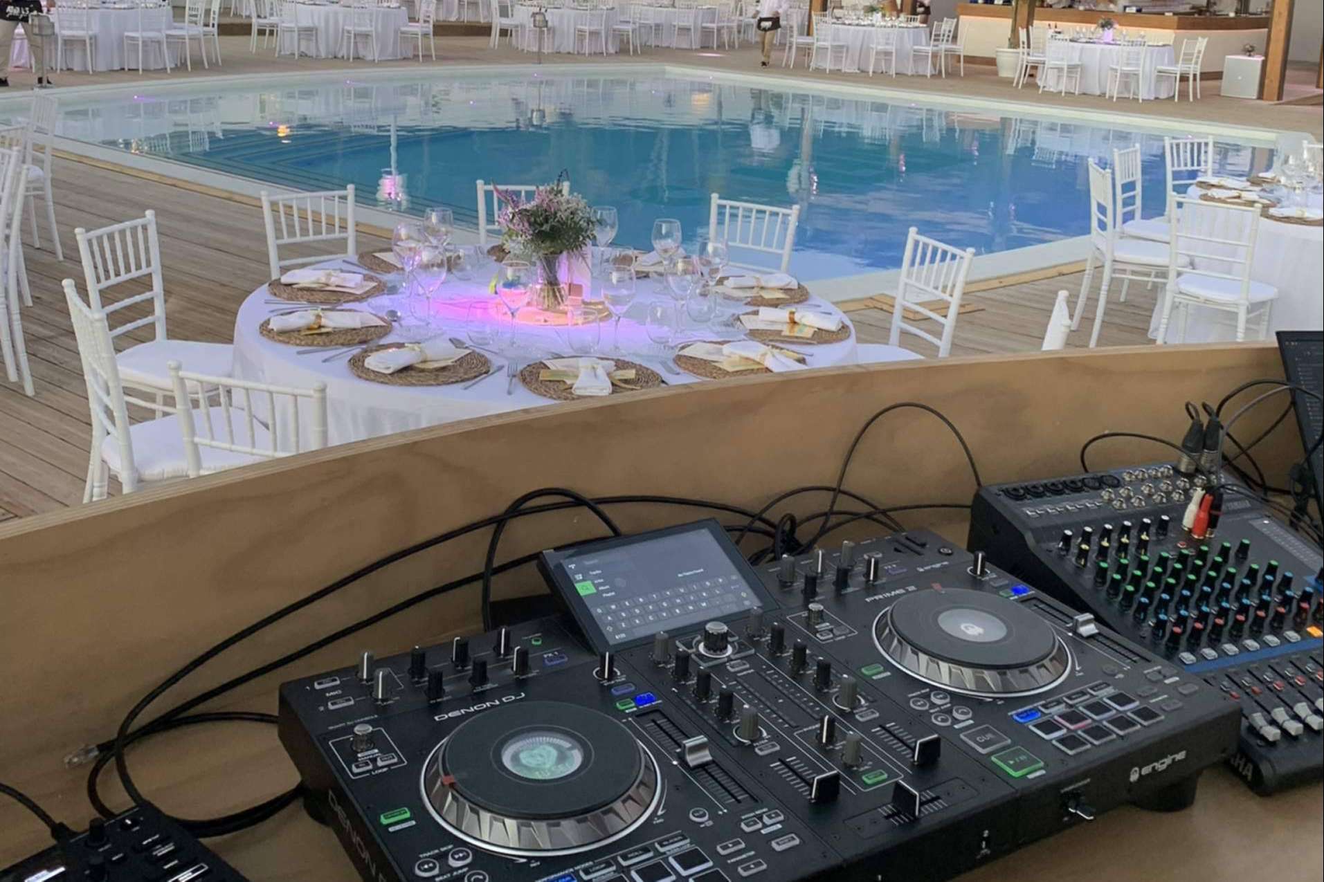 Instalaciones de sonido e iluminación profesional para hostelería así como beach club, con Taztú