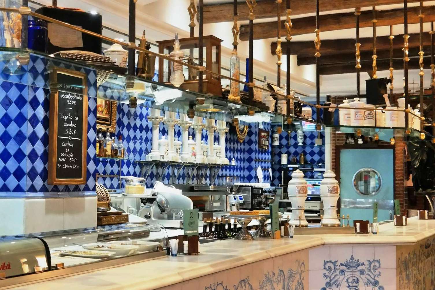 El restaurante Tasca La Farmacia ofrece una experiencia gastronómica auténtica en Madrid