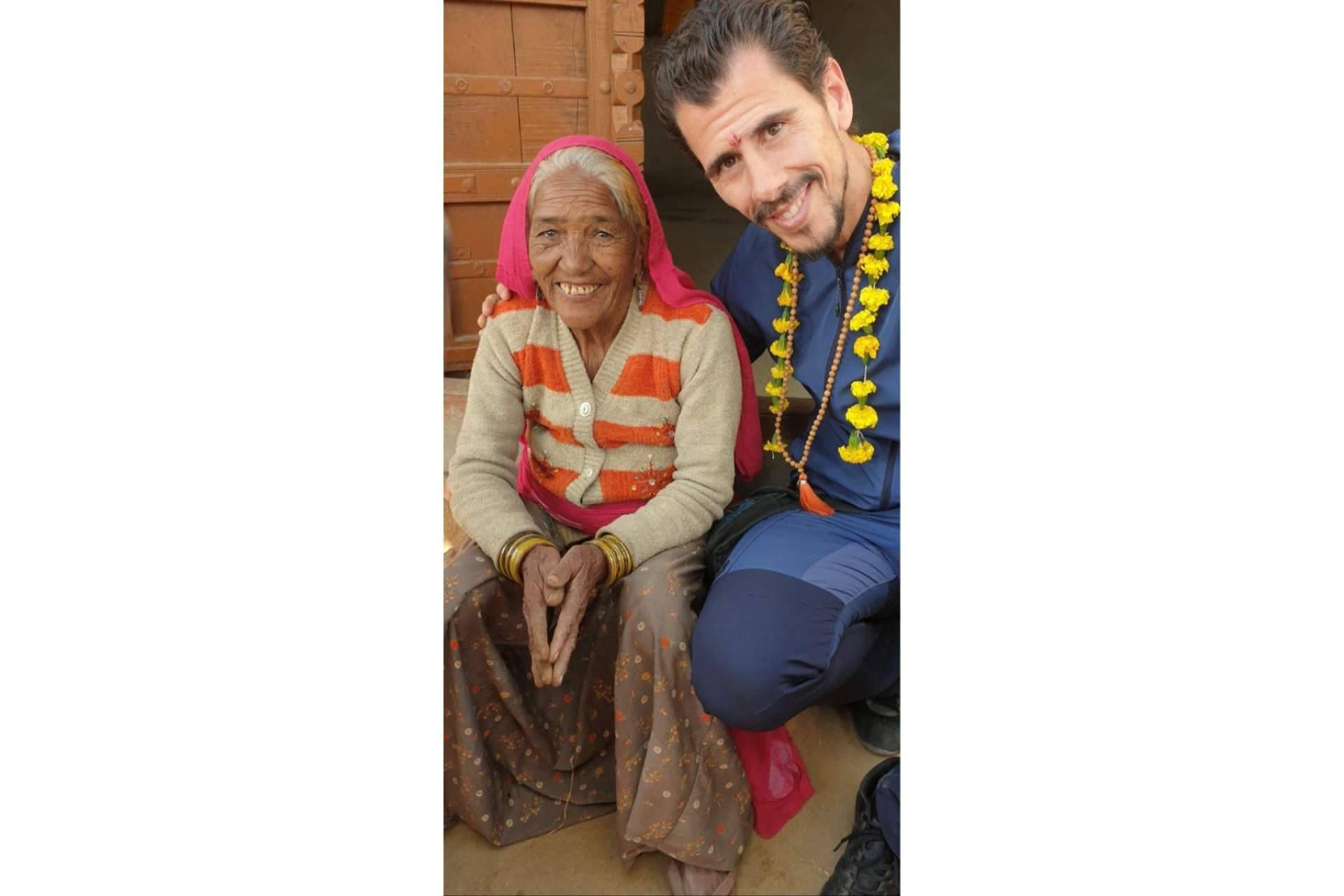 Francisco Javier Gómez Saavedra construye la segunda escuela de Happy Inside en la India, gracias a su libro 'Olas de un mismo océano'