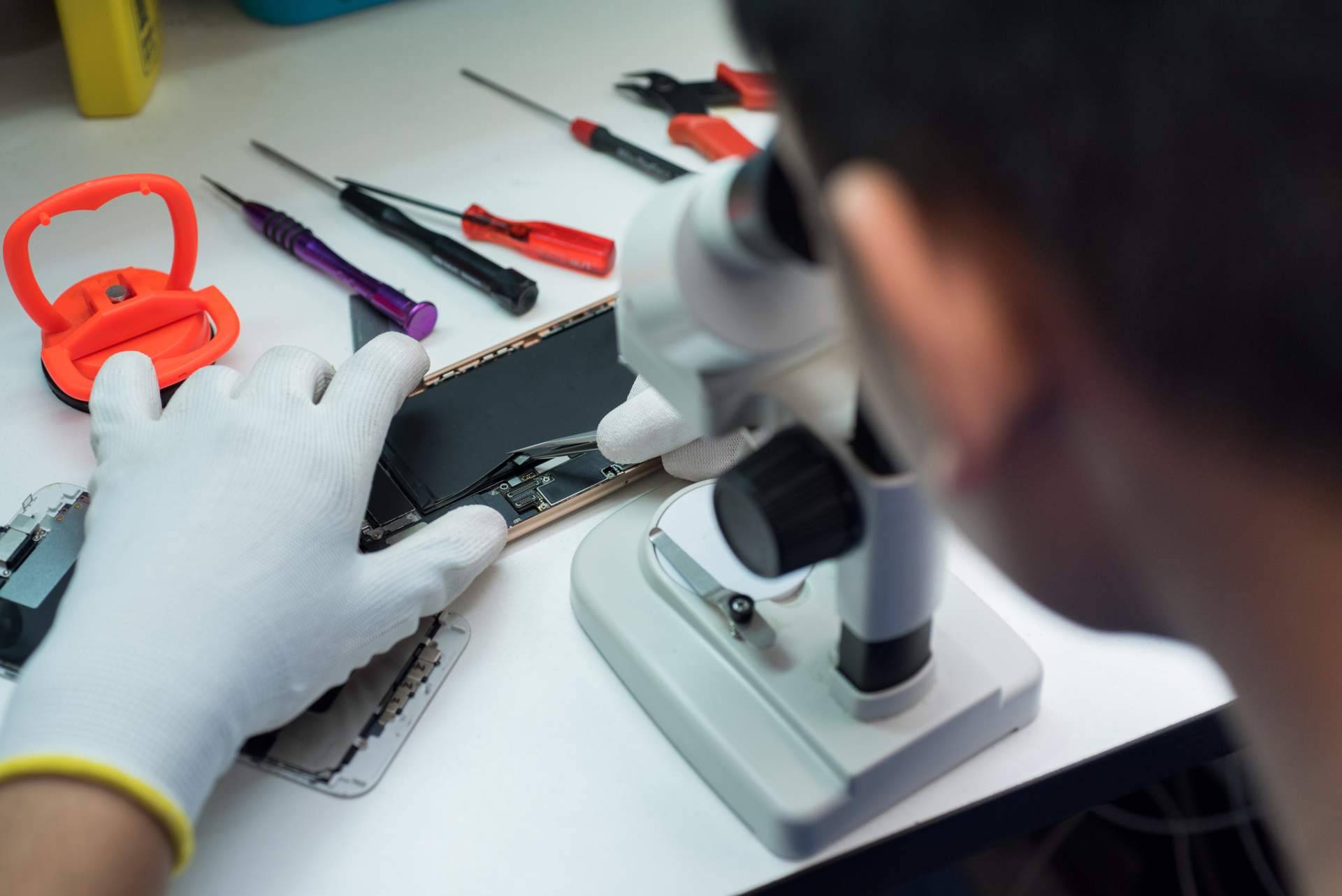 Reparación de placa base de iPhone mojado, en Mundo del Móvil