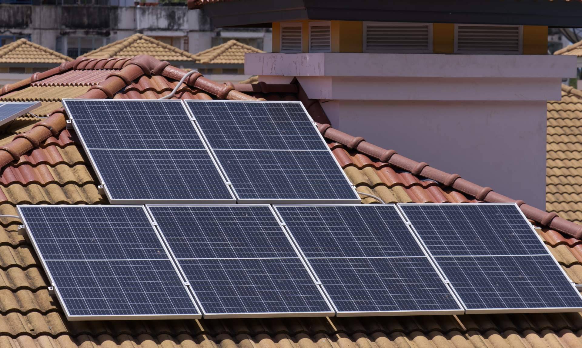 La clave para optimizar las placas solares y cargadores eléctricos, la fibra óptica plástica para una energía sostenible