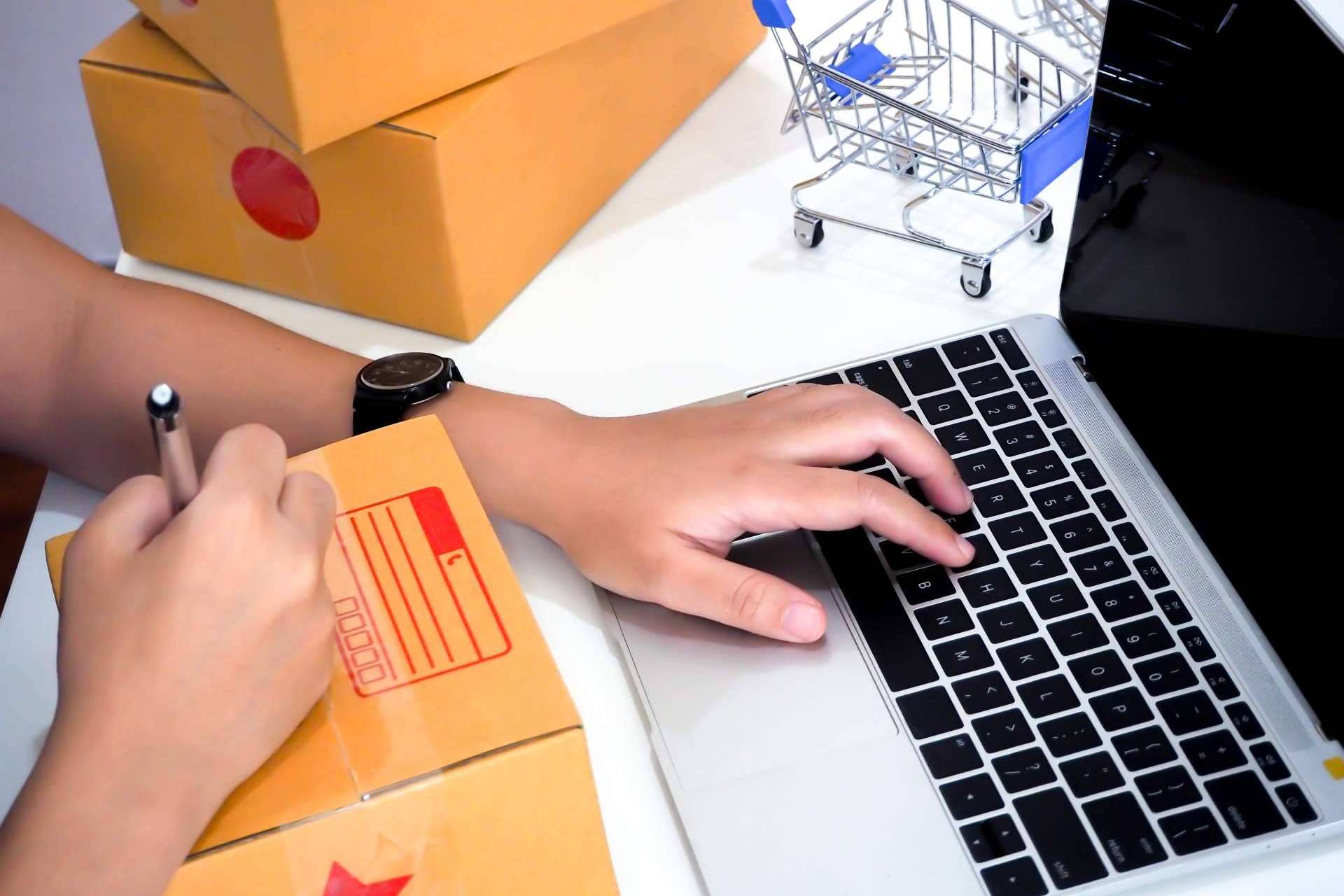 ¿Cómo gestionar los gastos de una plataforma online? La calculadora de precios de Shopify