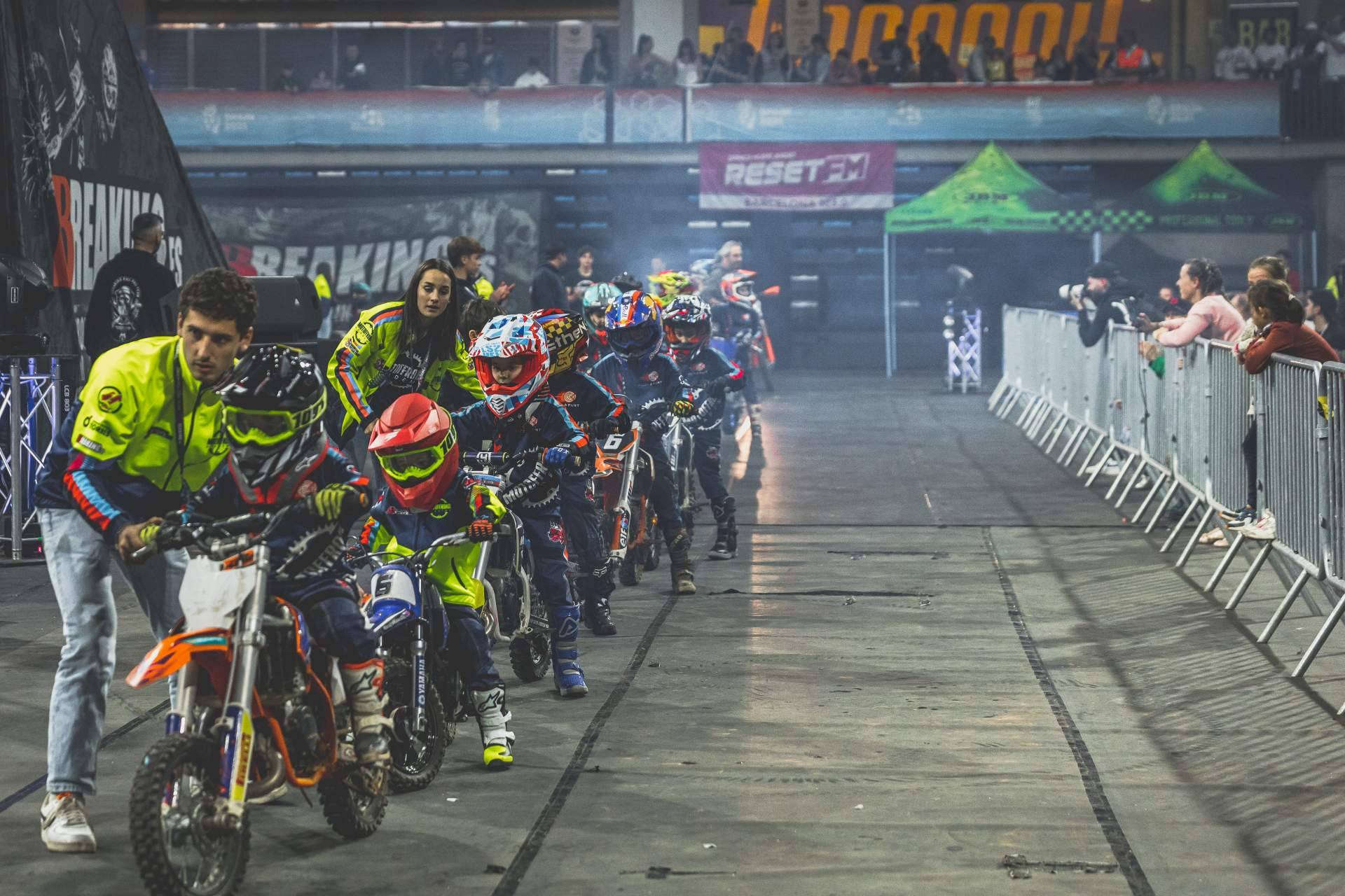 Los pilotos del equipo Breaking de Freestyle Motocross harán un exclusivo espectáculo de acrobacias en moto para los alumnos de la escuela de motocross Motoffroad de Zona Motor Ametlla Park