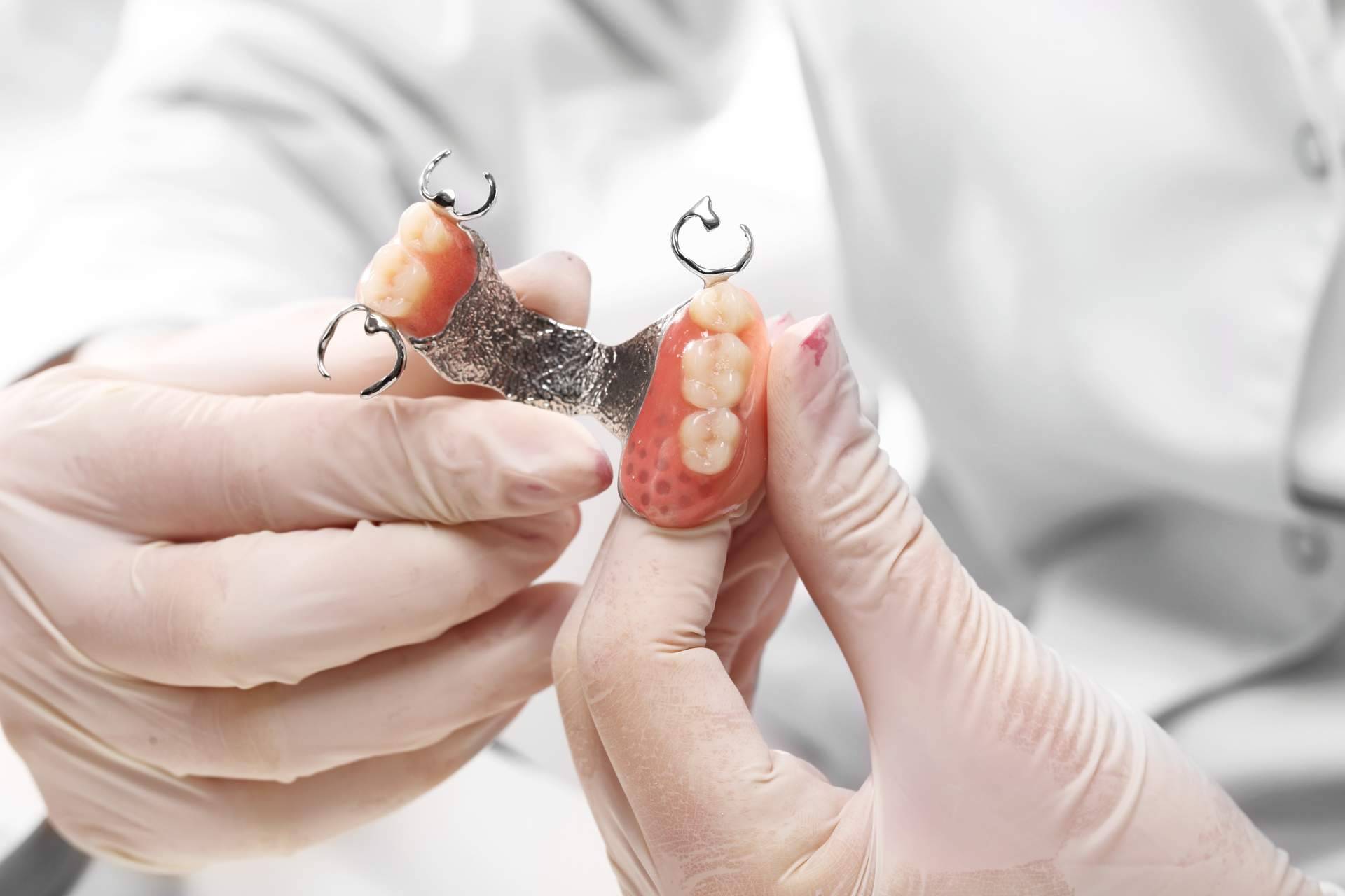 En verano, el aumento en el consumo de azúcares y la falta de cuidado en la higiene oral representan riesgos para la salud bucodental