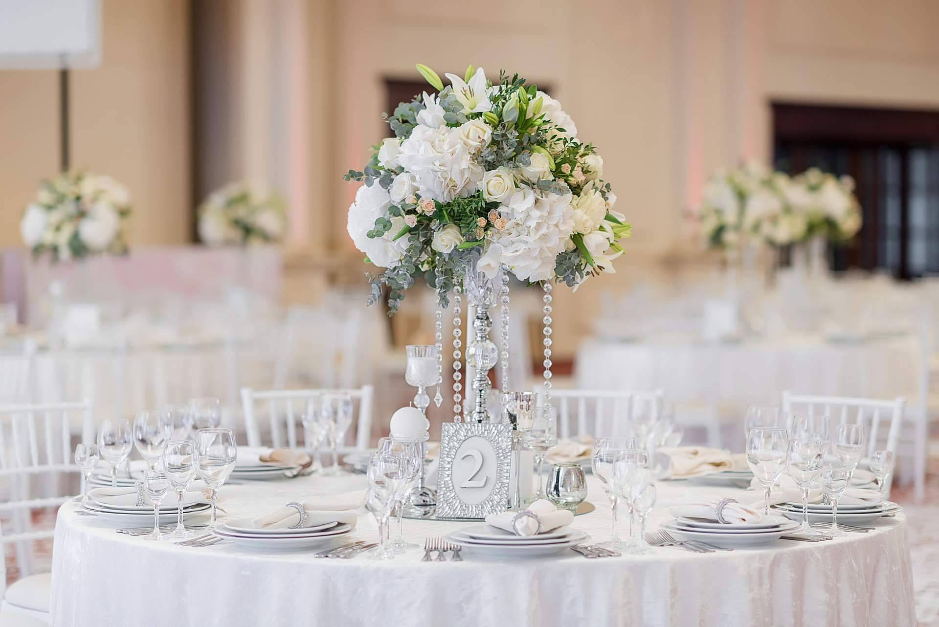 Realzar la belleza de una boda gracias a los arreglos florales de Rosistirem