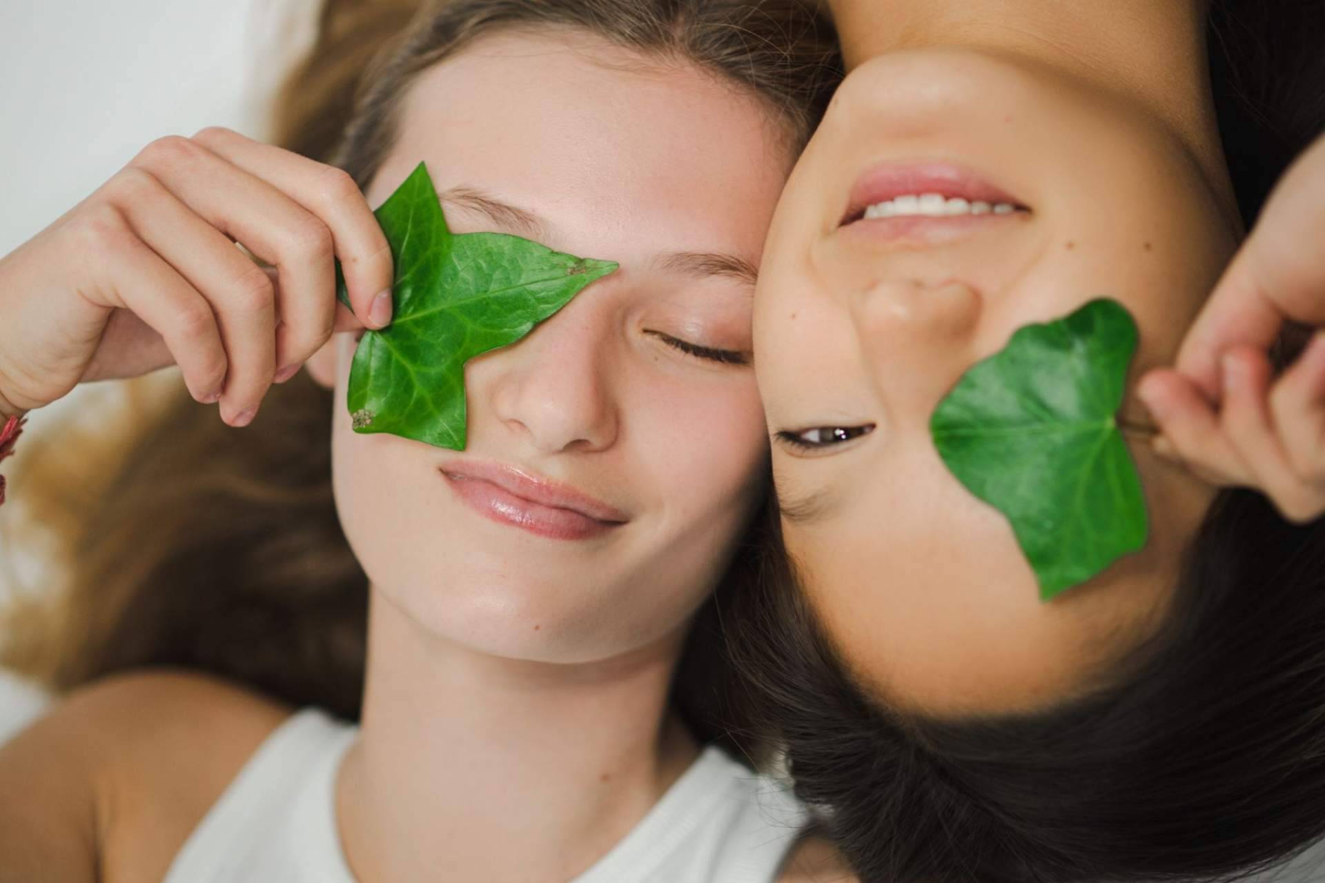 Conocer los beneficios del Acnhelp day serum, un tratamiento natural contra el acné