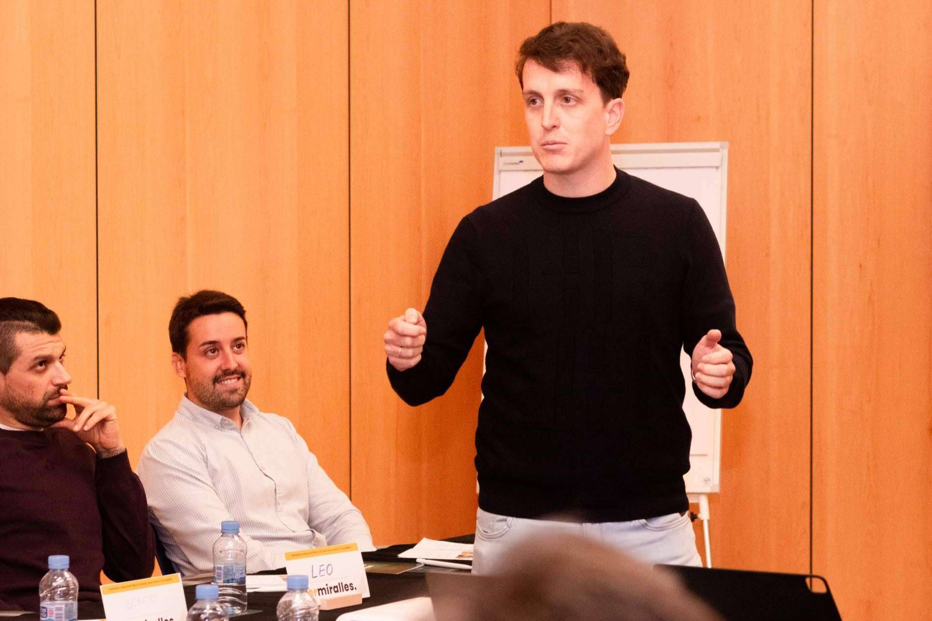 Fernando Miralles lleva a cabo talleres presenciales para aprender oratoria en España