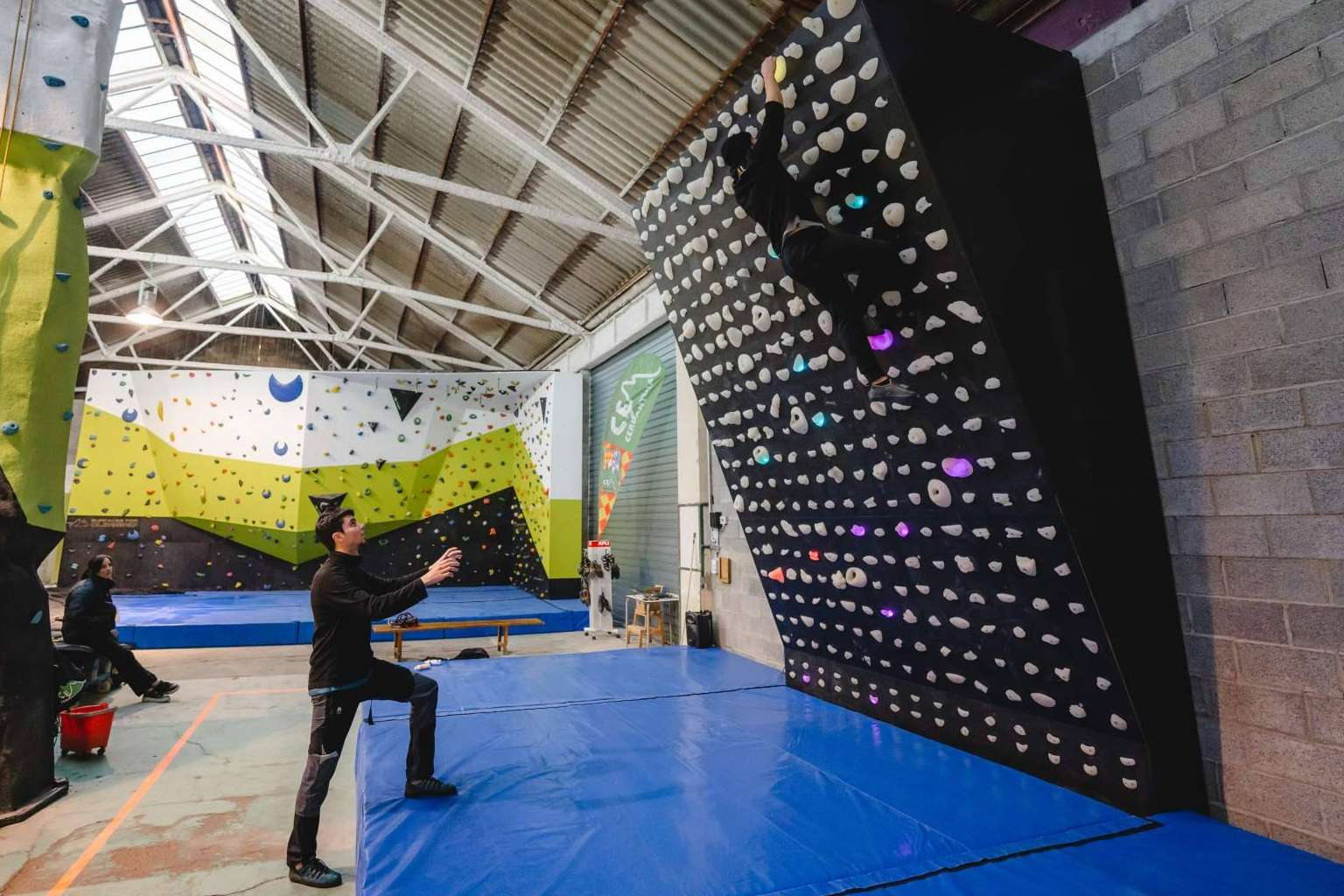 Shiny Wall se ocupa de montar paredes interactivas en rocódromos en España