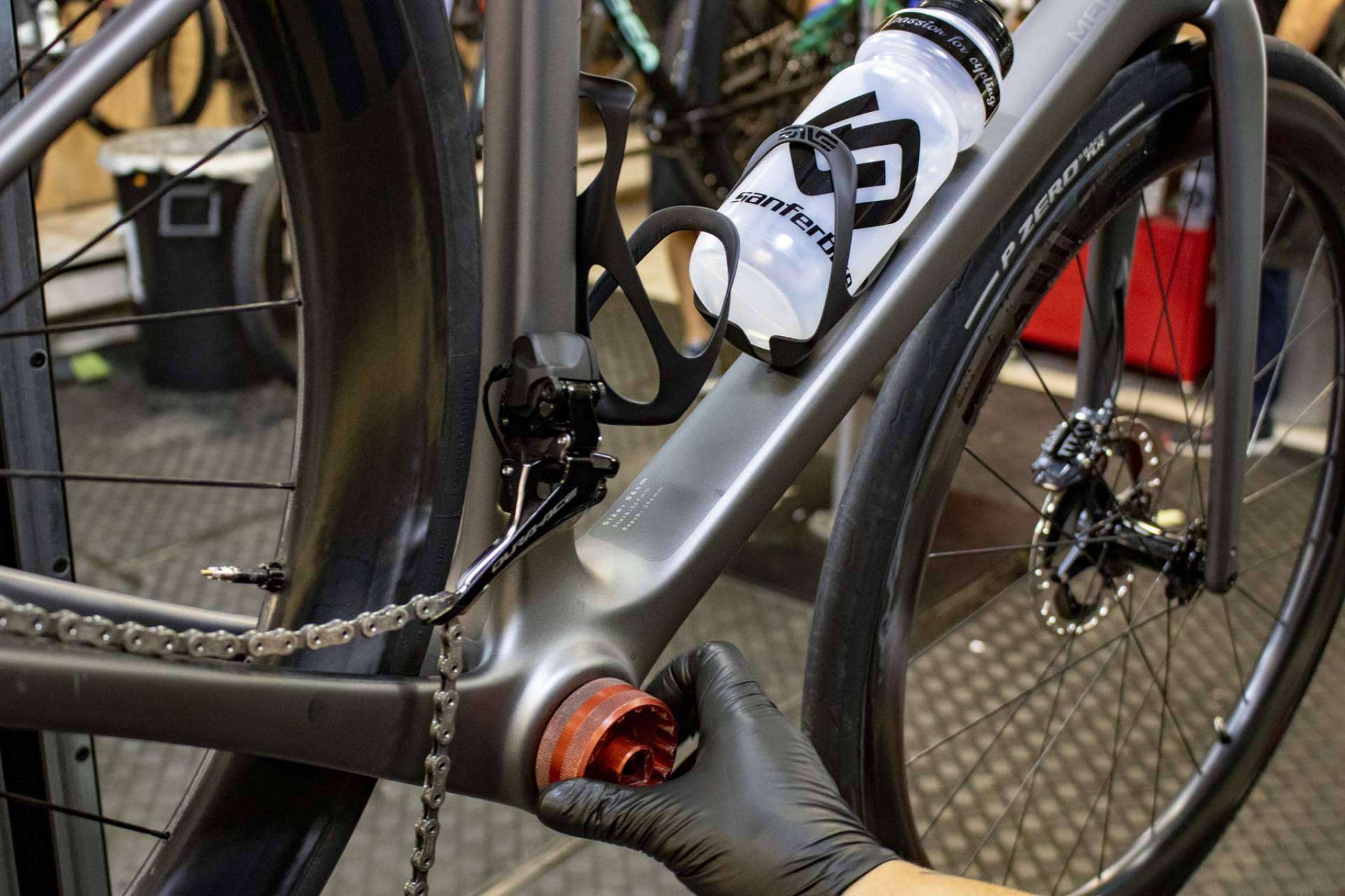 Por qué es importante llevar la bici a un taller profesional de bicicletas