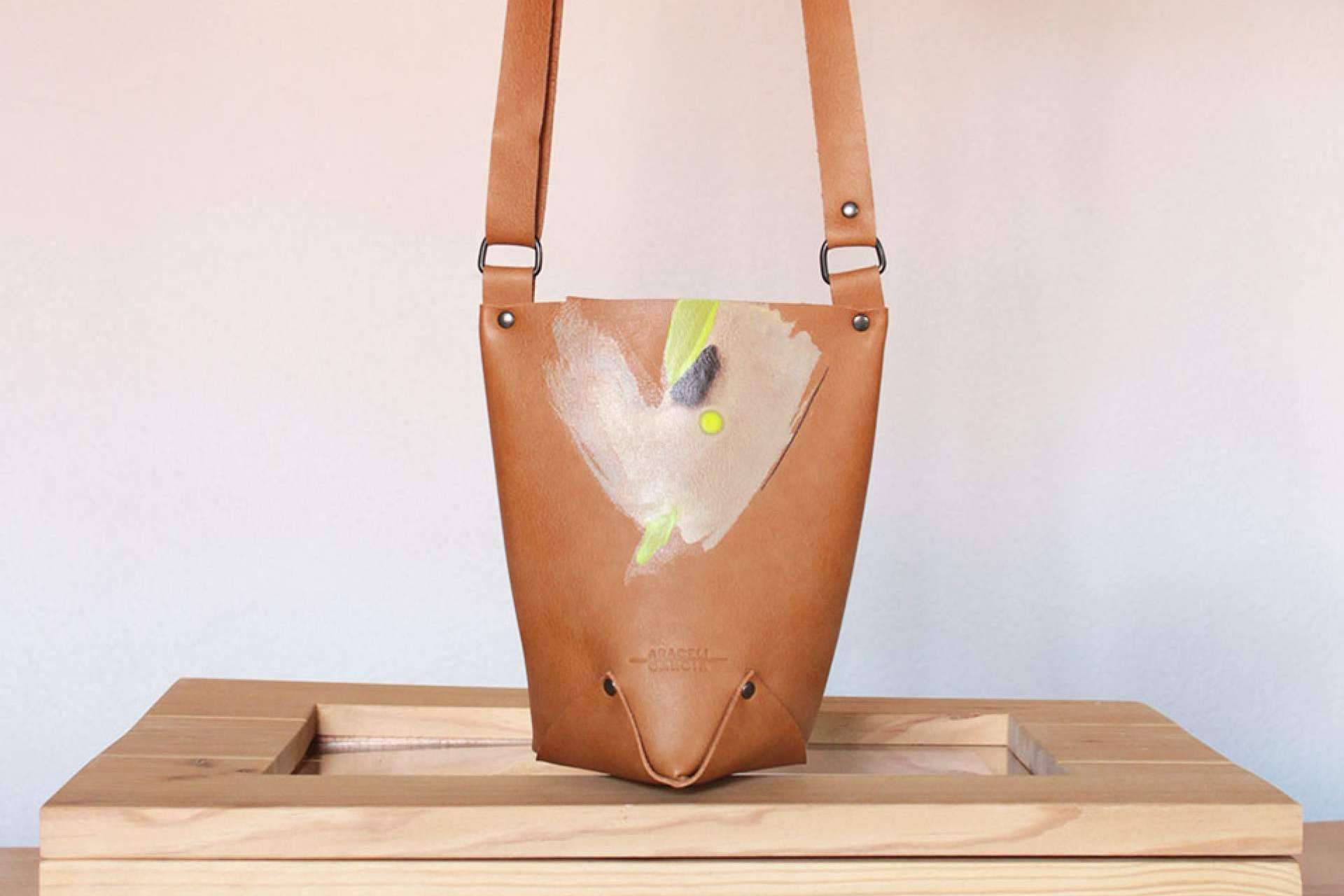 Bolsos pintados a mano; la fusión de arte y diseño en Araceli García