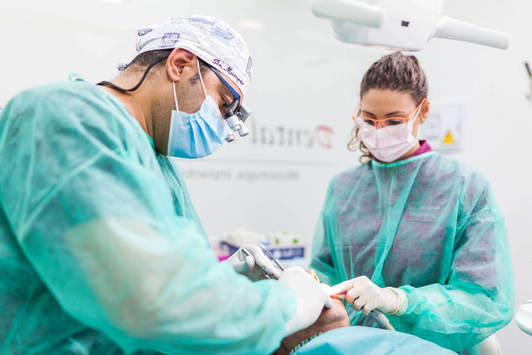 La clínica de dentista en Sevilla Dental Implantologie se especializa en la realización de cirugías, implantes y periodoncia