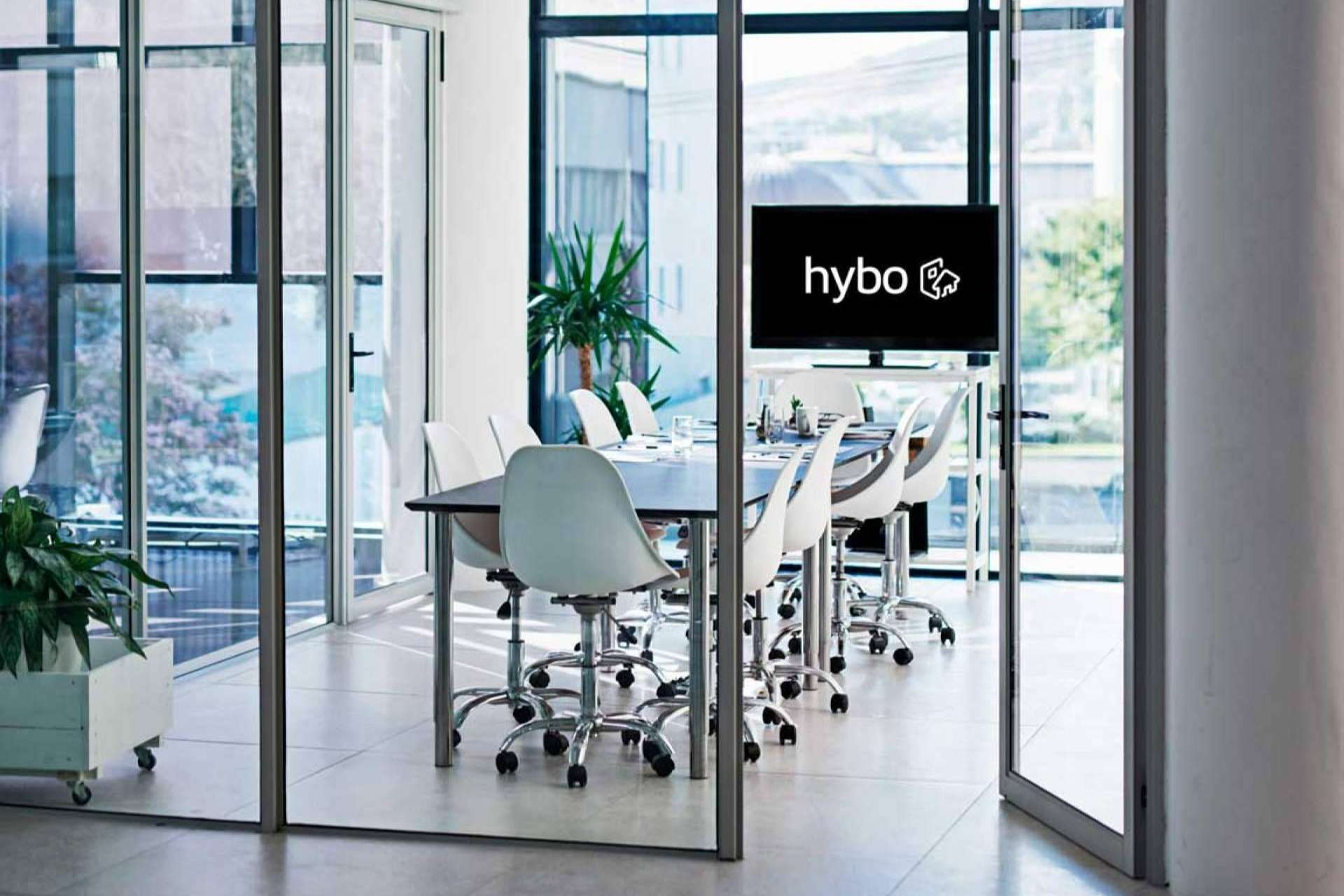 ¿De qué manera el gestor Hybo contribuye al ahorro de costos en las empresas?