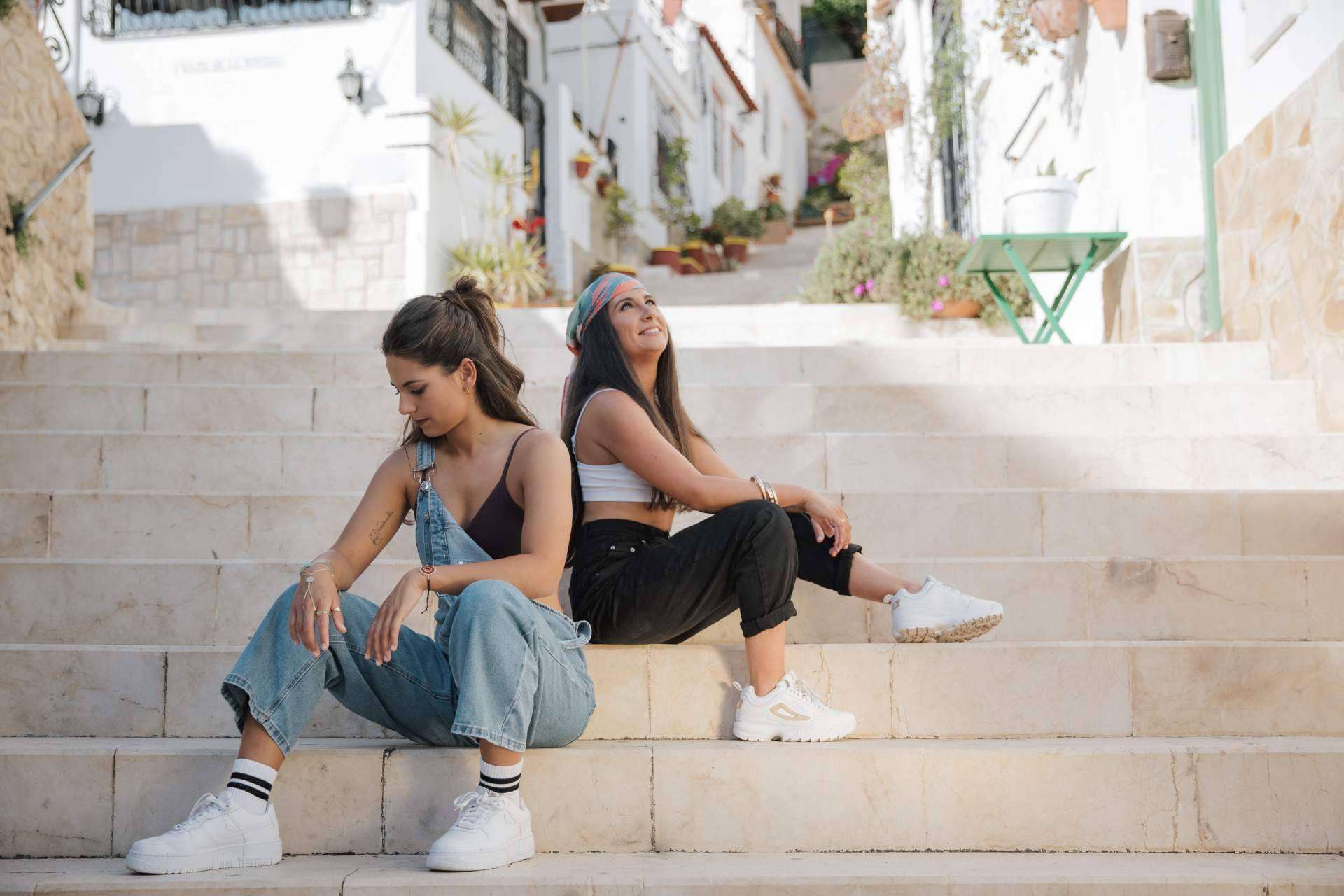 DOYA, las 2 hermanas hispano-francesas que triunfan en Francia, lanzan su single 'No anda sola'