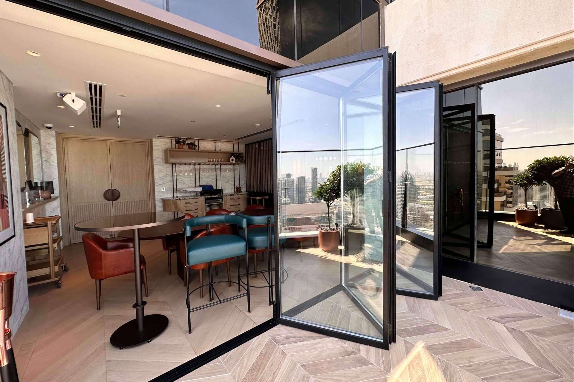 Puertas plegables con cristal disponibles en Airclos