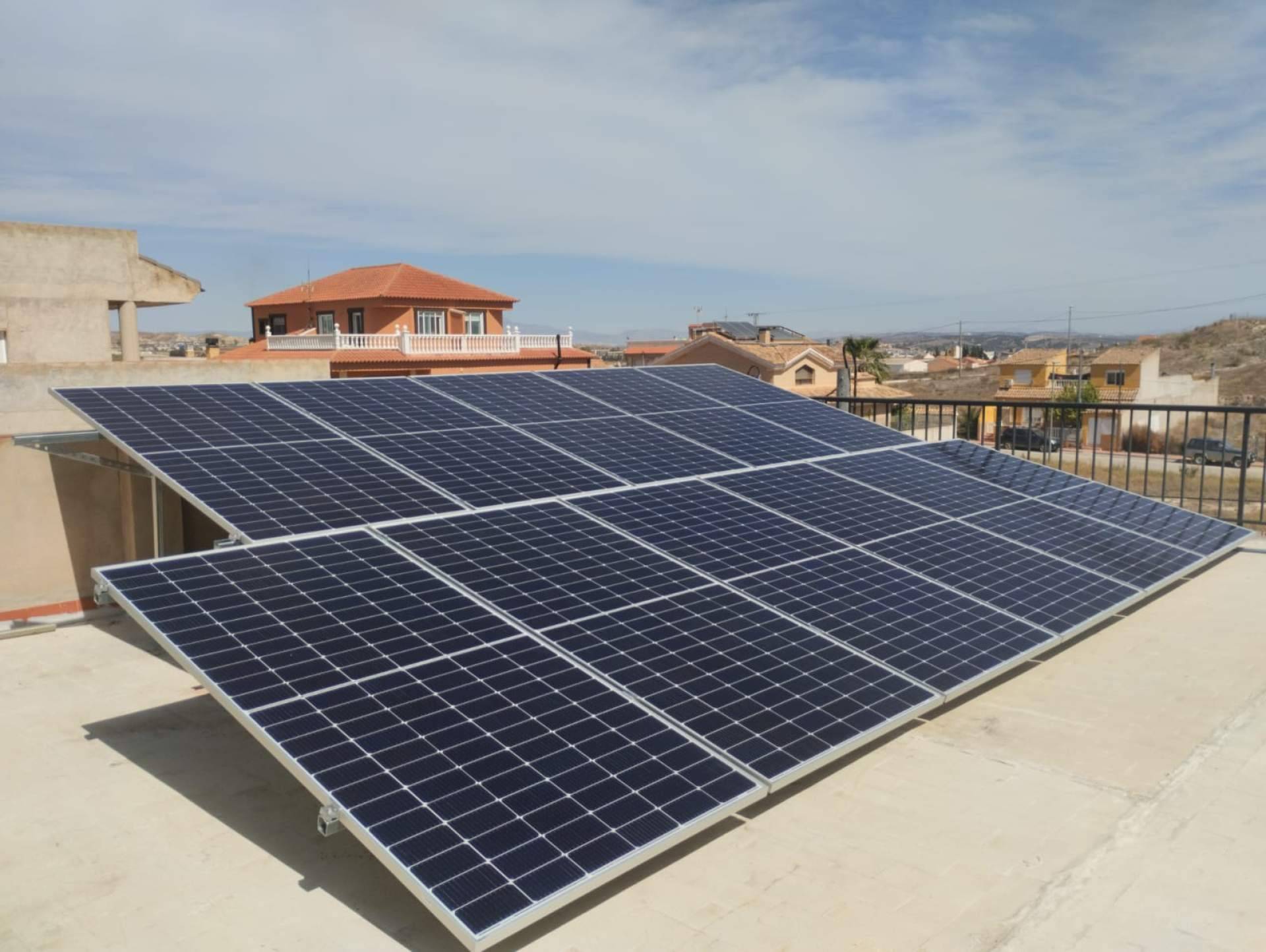 Con la instalación de paneles solares es posible hacer frente a la volatilidad de los precios de la electricidad