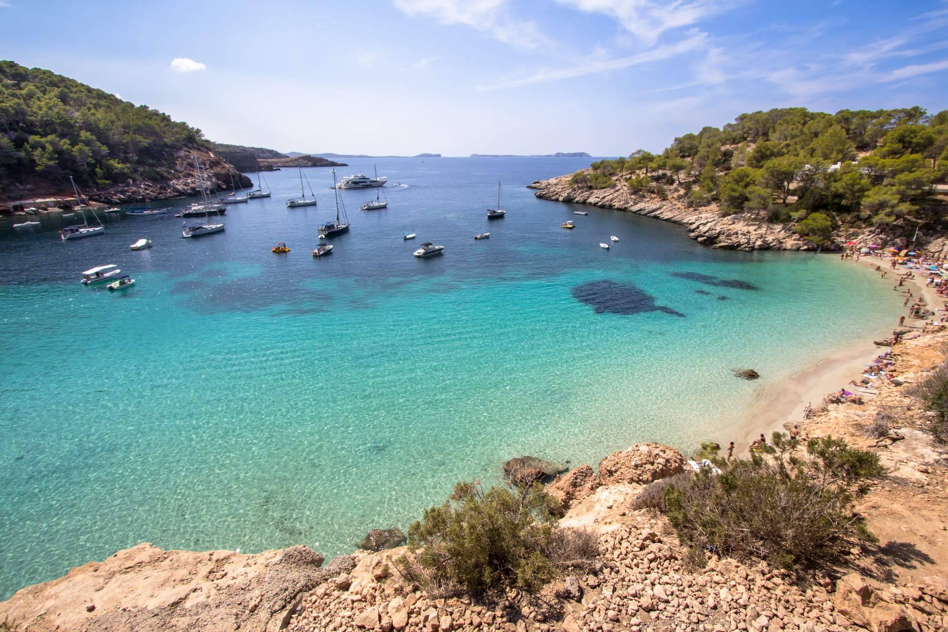 ¿Cuáles son las mejores playas de Ibiza y cómo acceder a ellas? El servicio de transporte privado de Alpha VIP Transfer