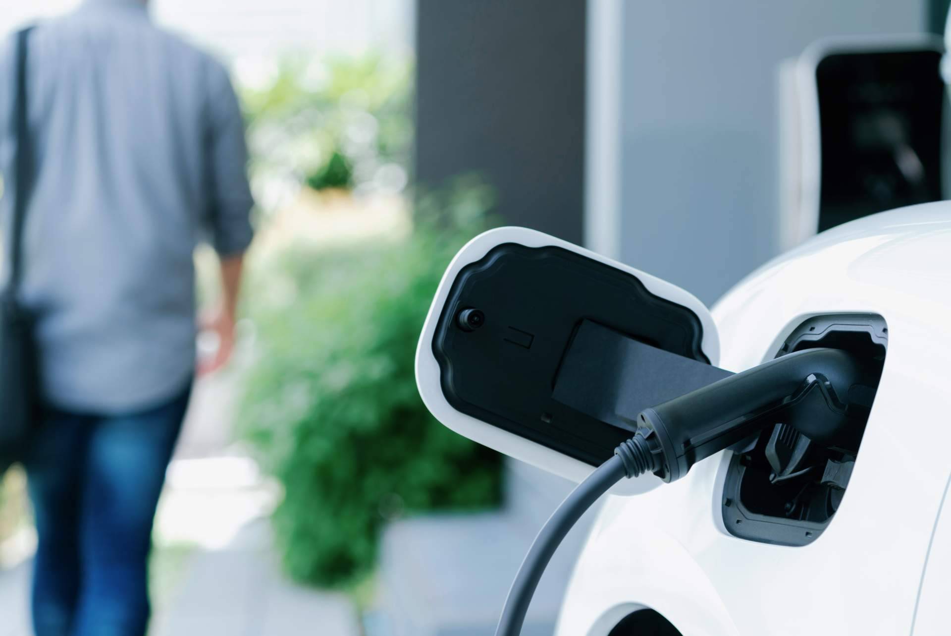 Una plataforma de conexión; Multienergía Verde facilita la integración de placas solares y puntos de carga de vehículo eléctrico para sus clientes