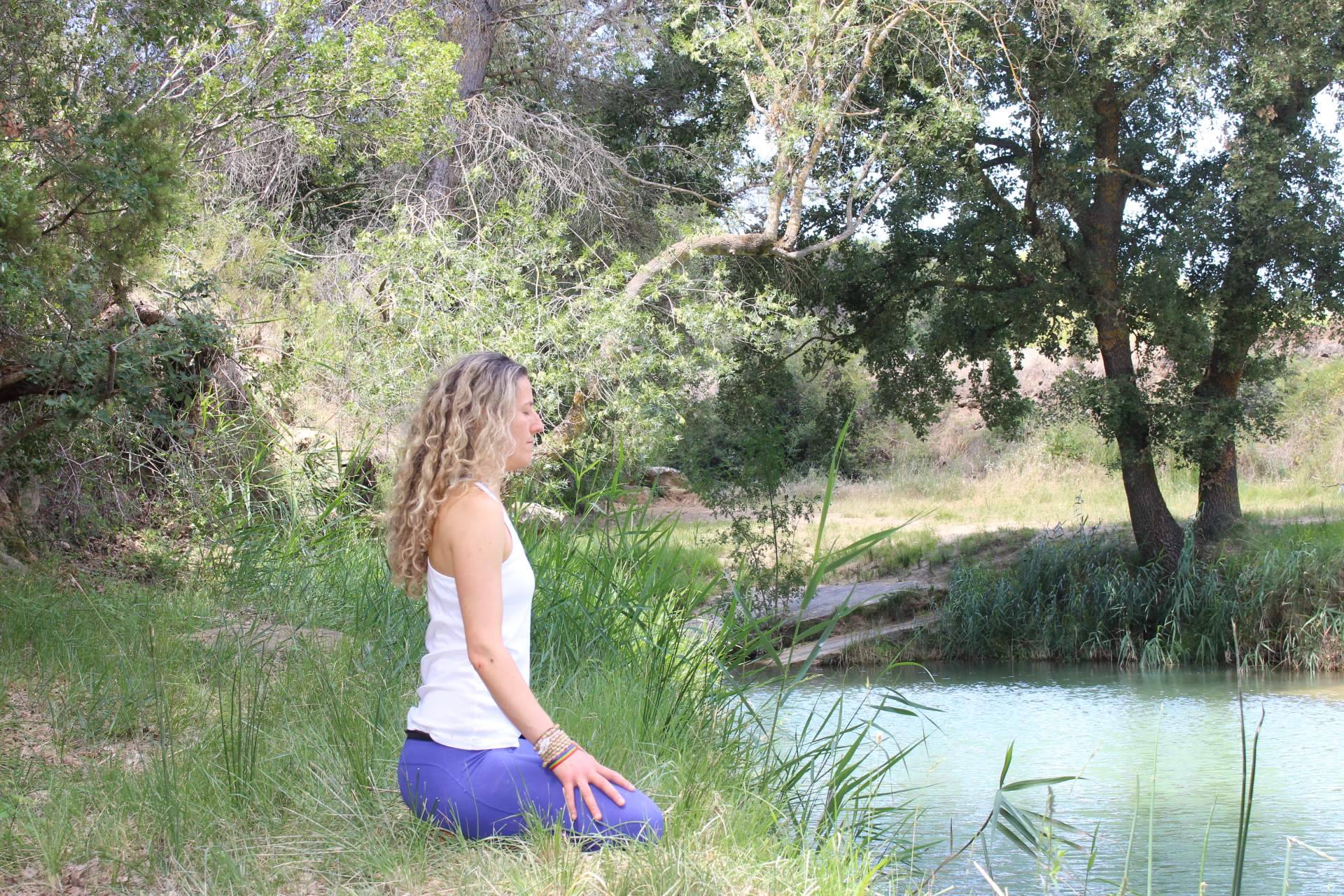 Asistir a retiros de yoga en plena naturaleza para conectar con uno mismo