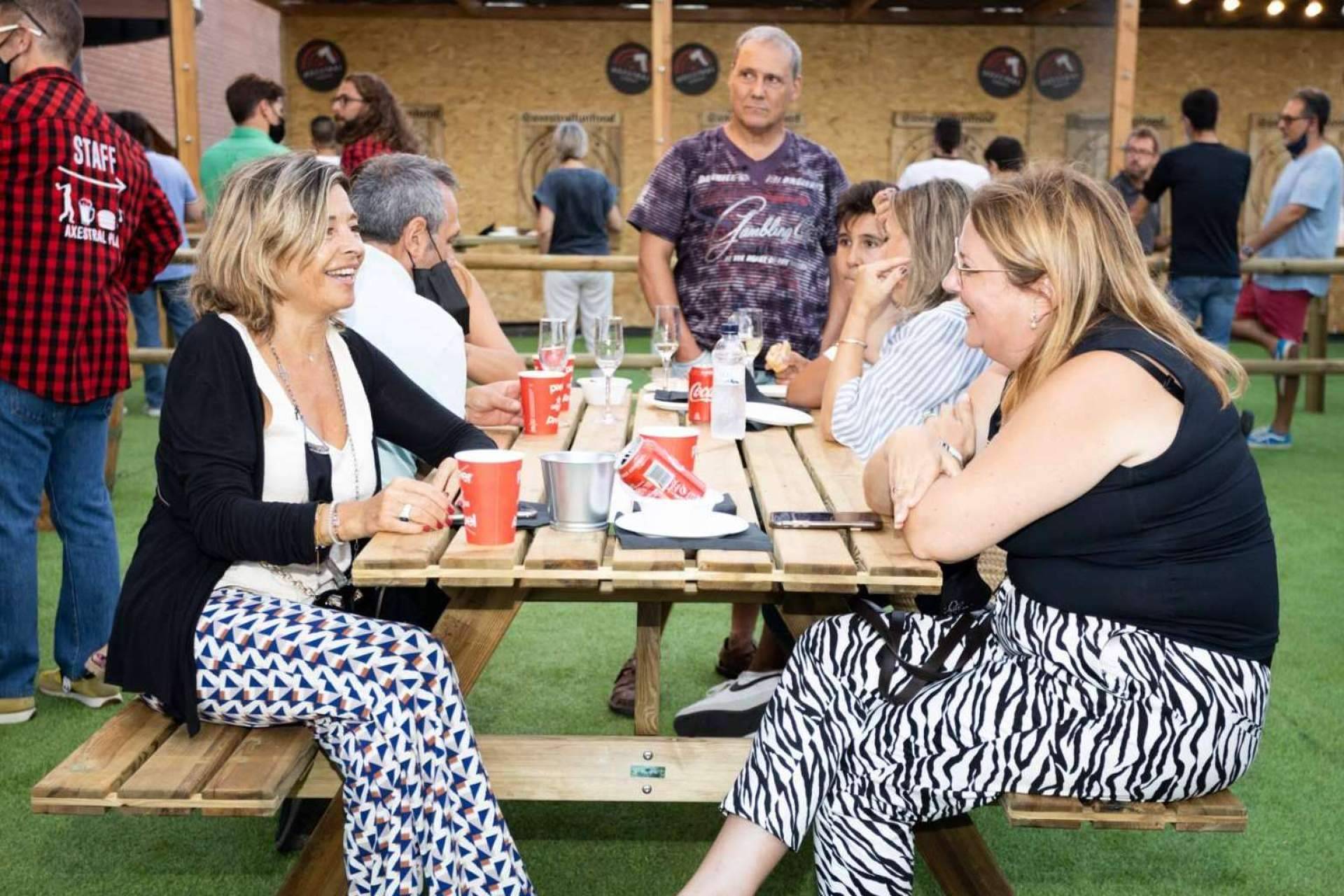 Axestral, la empresa que se dedica a practicar y promover el lanzamiento de hachas como actividad lúdica para despedidas y aniversarios